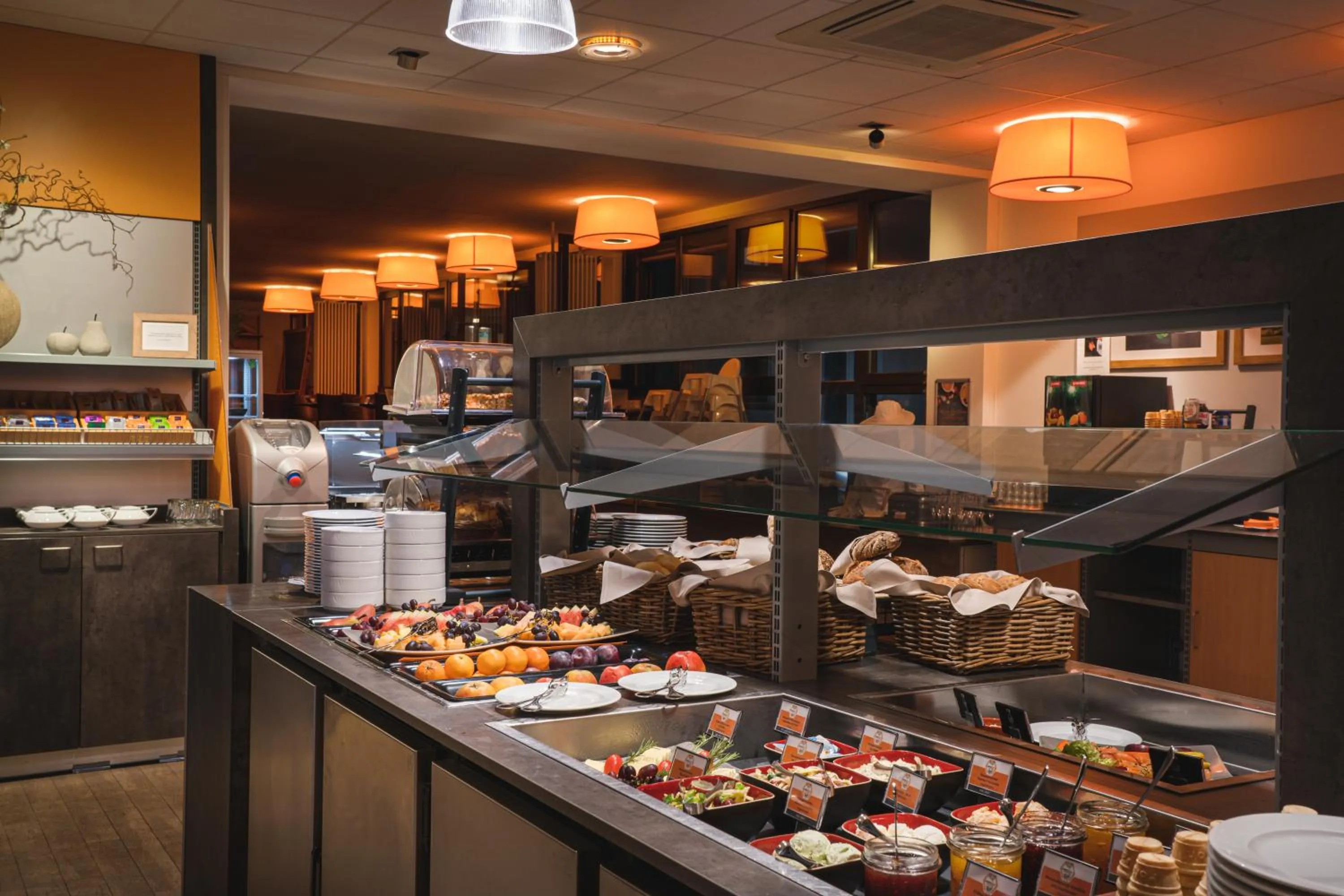 Restaurant/places to eat in Food Hotel