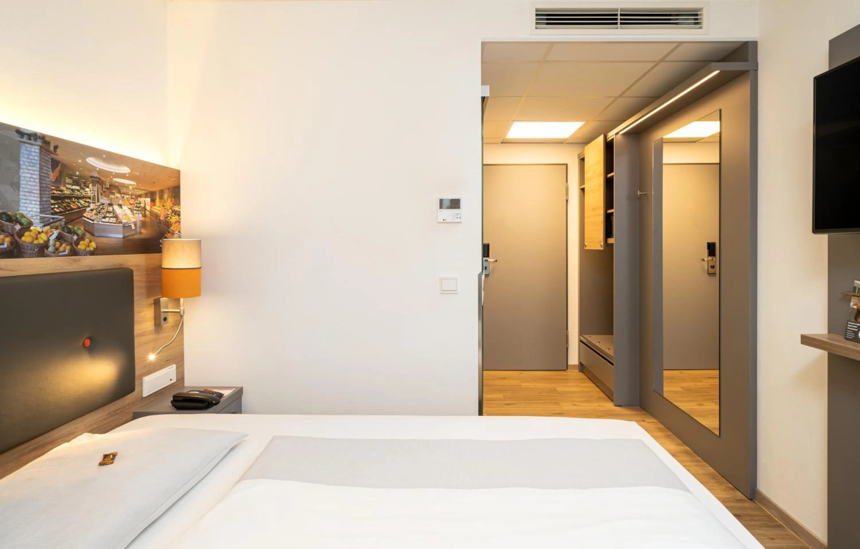 Photo of the whole room, Bed in Food Hotel