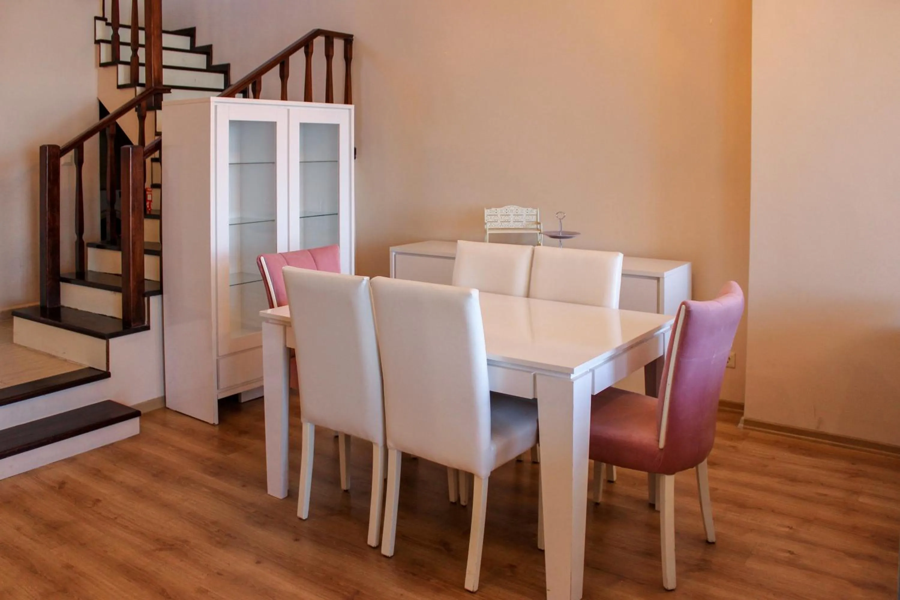 Dining area in Sawsana Villalari