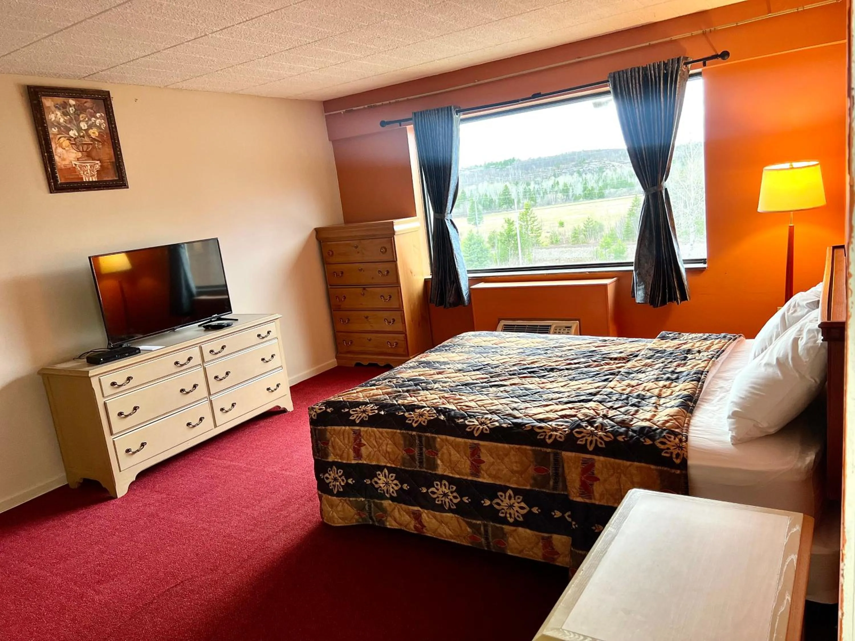 Bed in Lively Inn and Suites - Sudbury
