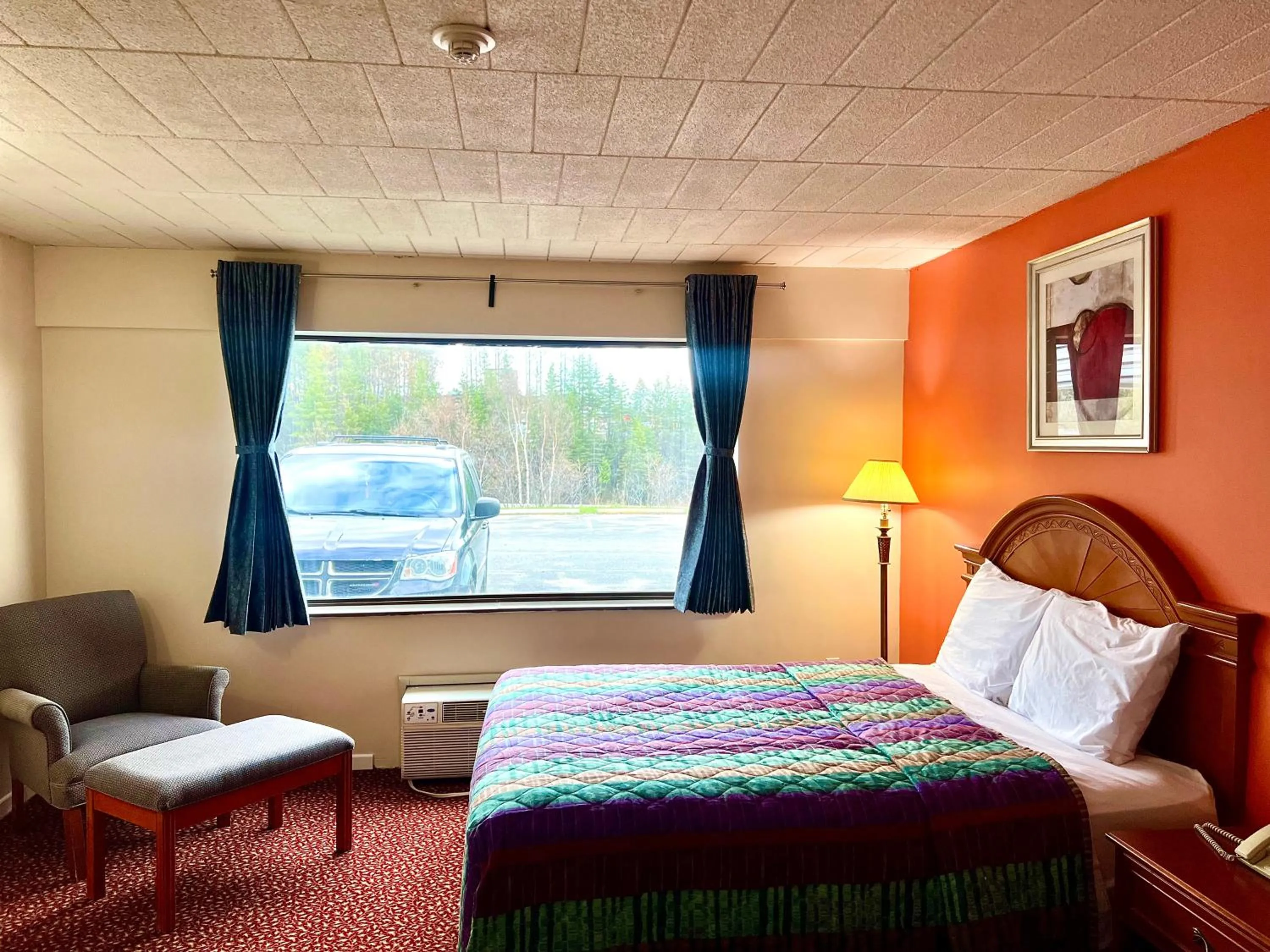 Bed in Lively Inn and Suites - Sudbury