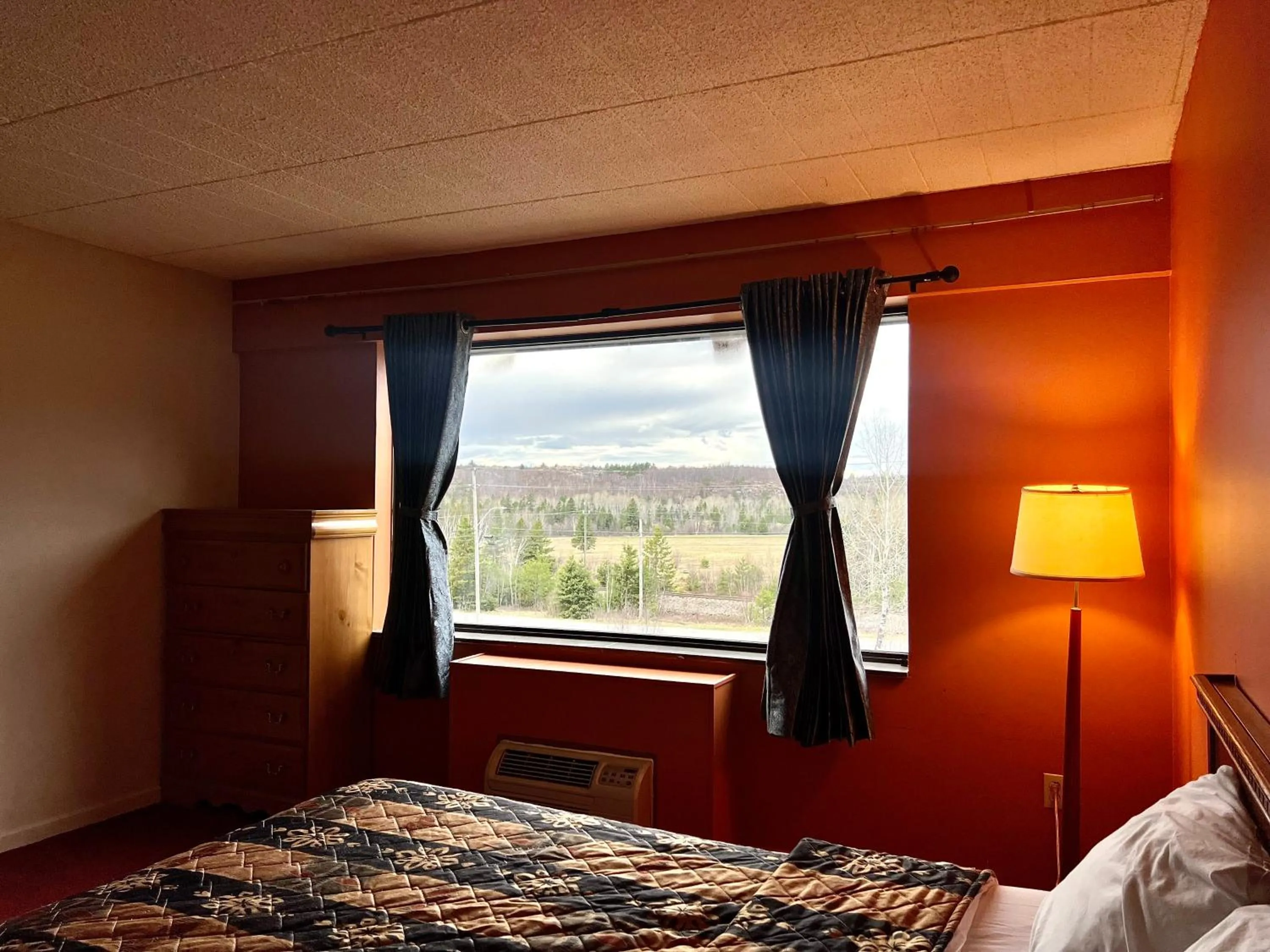 Bed in Lively Inn and Suites - Sudbury