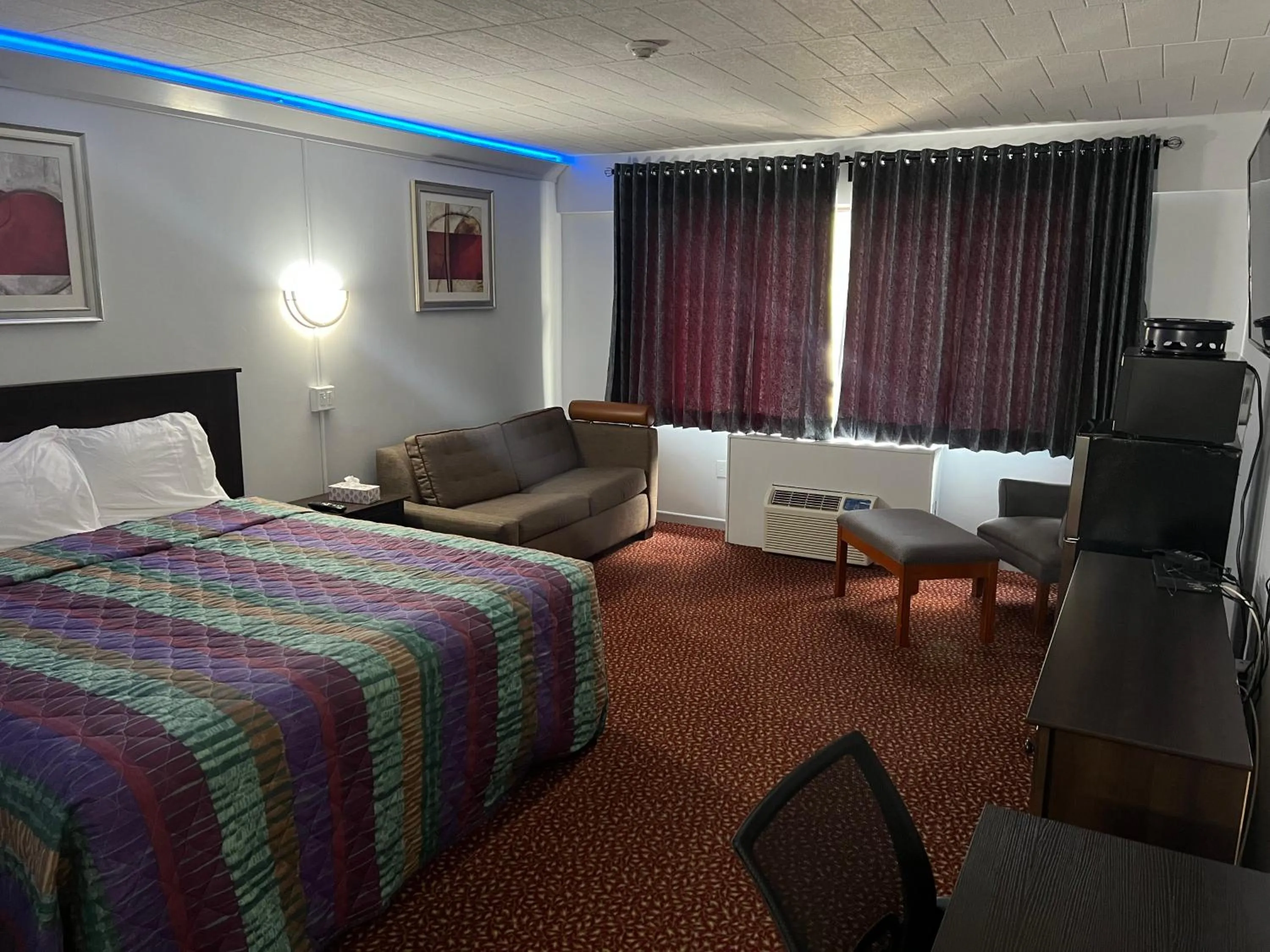 Bed in Lively Inn and Suites - Sudbury