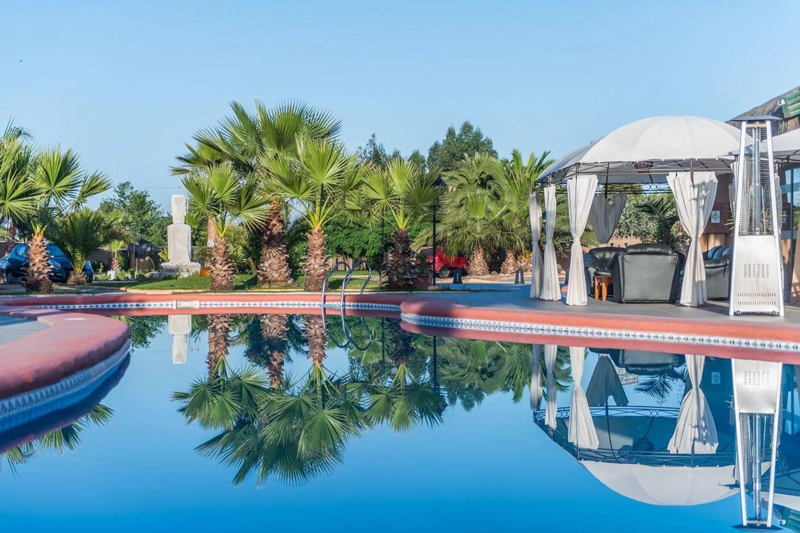 Swimming pool in Hotel Serena Suite