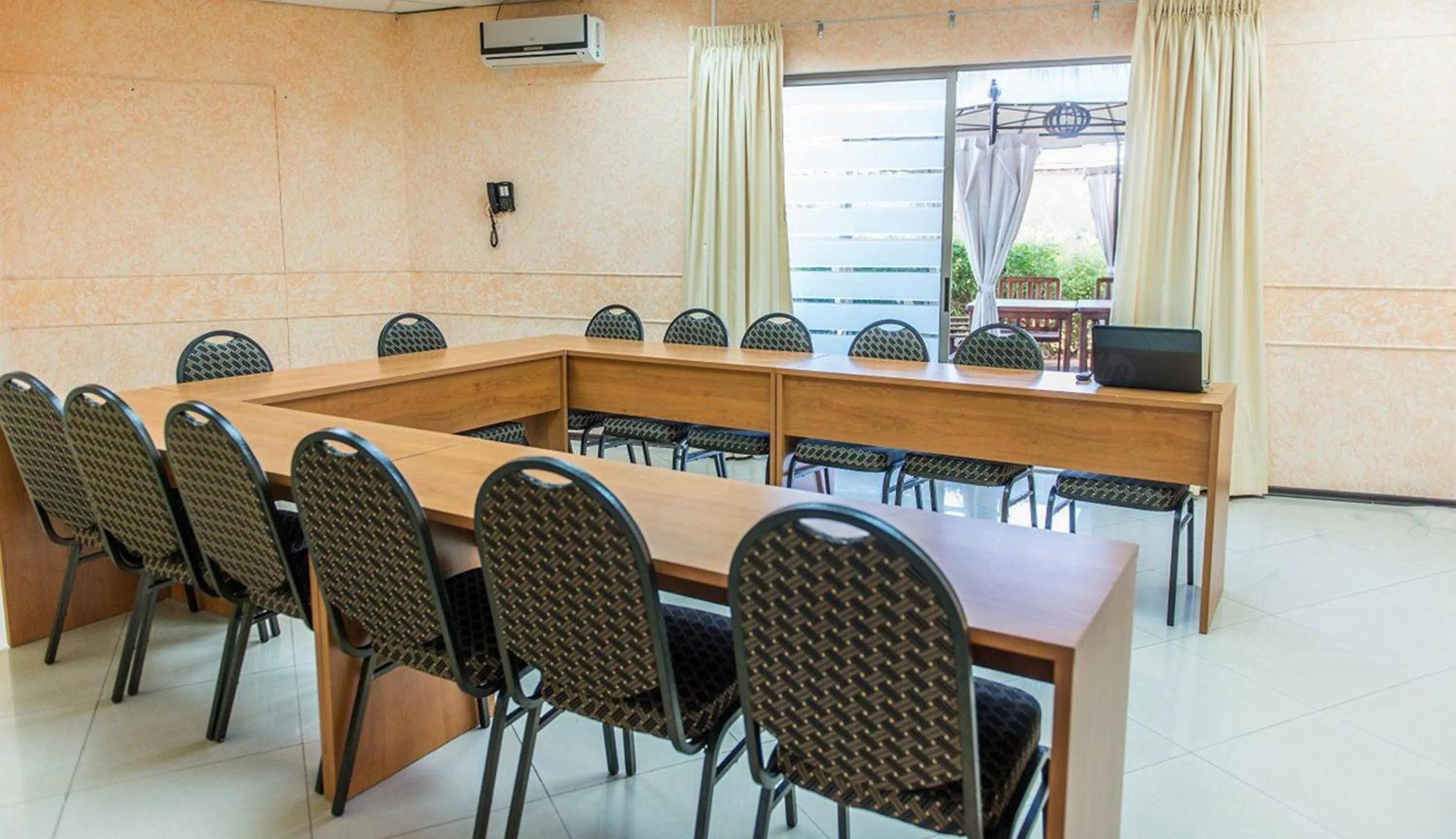 Business facilities in Hotel Serena Suite