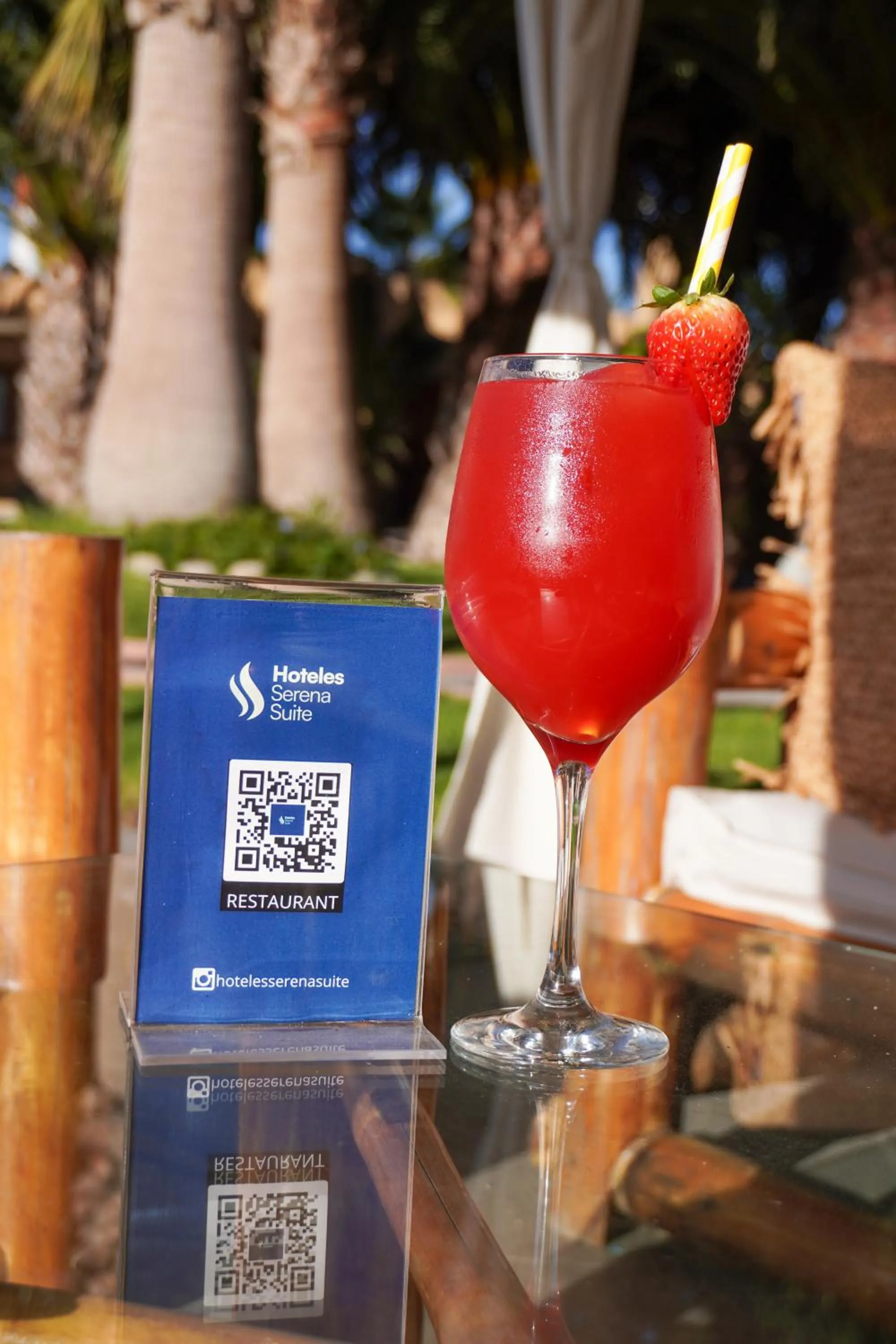 Swimming pool in Hotel Serena Suite