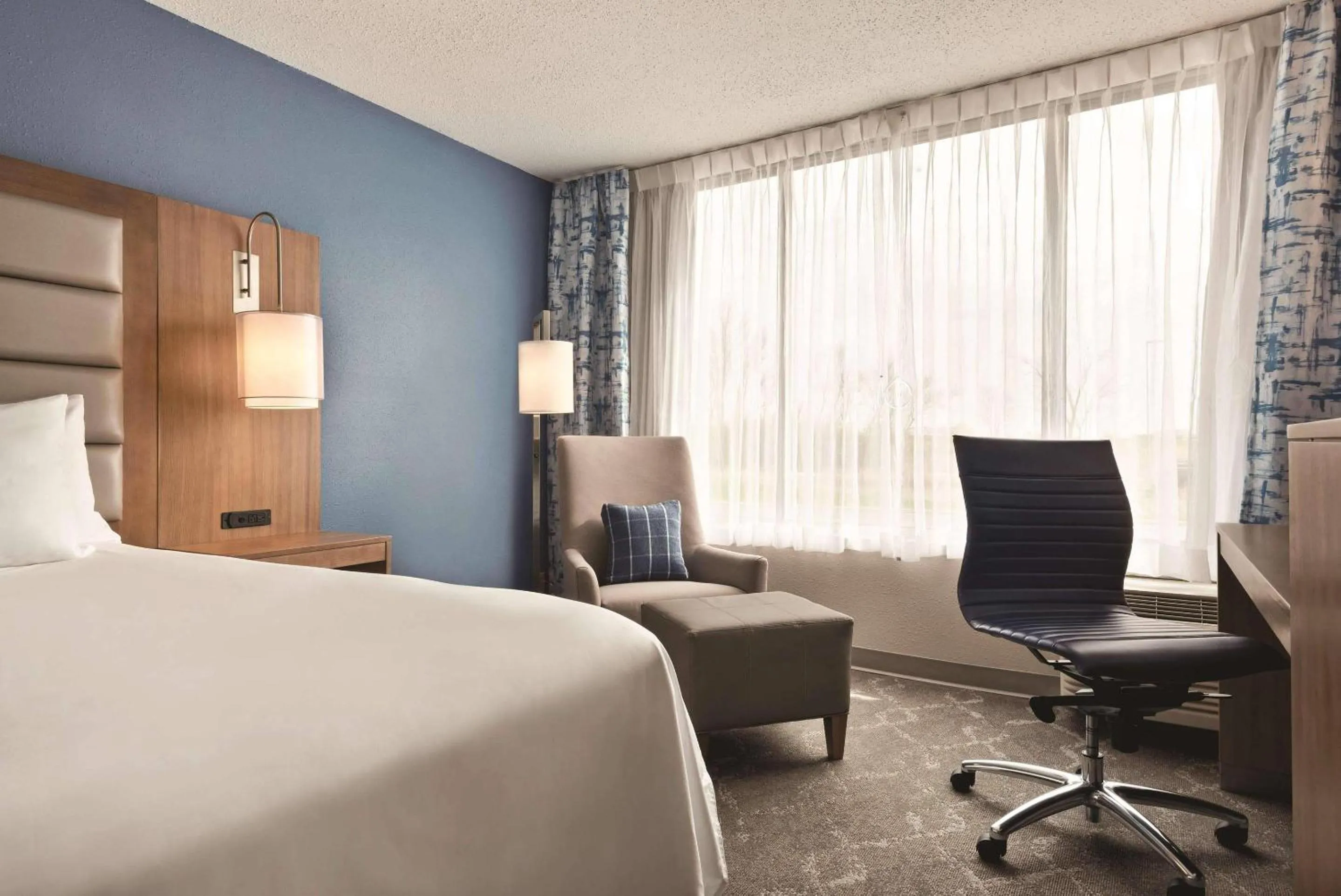 Bedroom, Bed in Radisson Hotel and Conference Center Fond du Lac