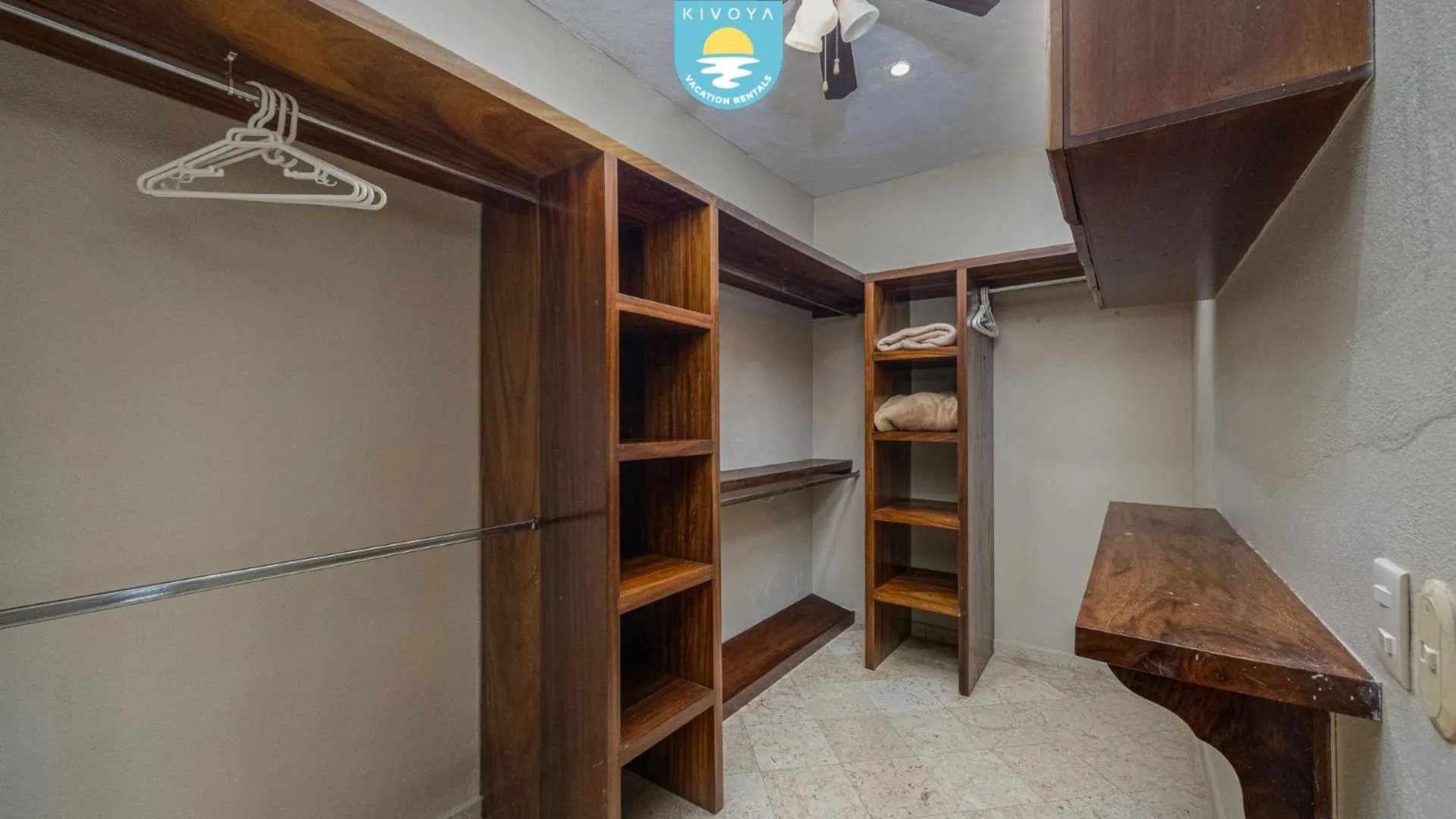 wardrobe in Casa Bahía Linda by Kivoya