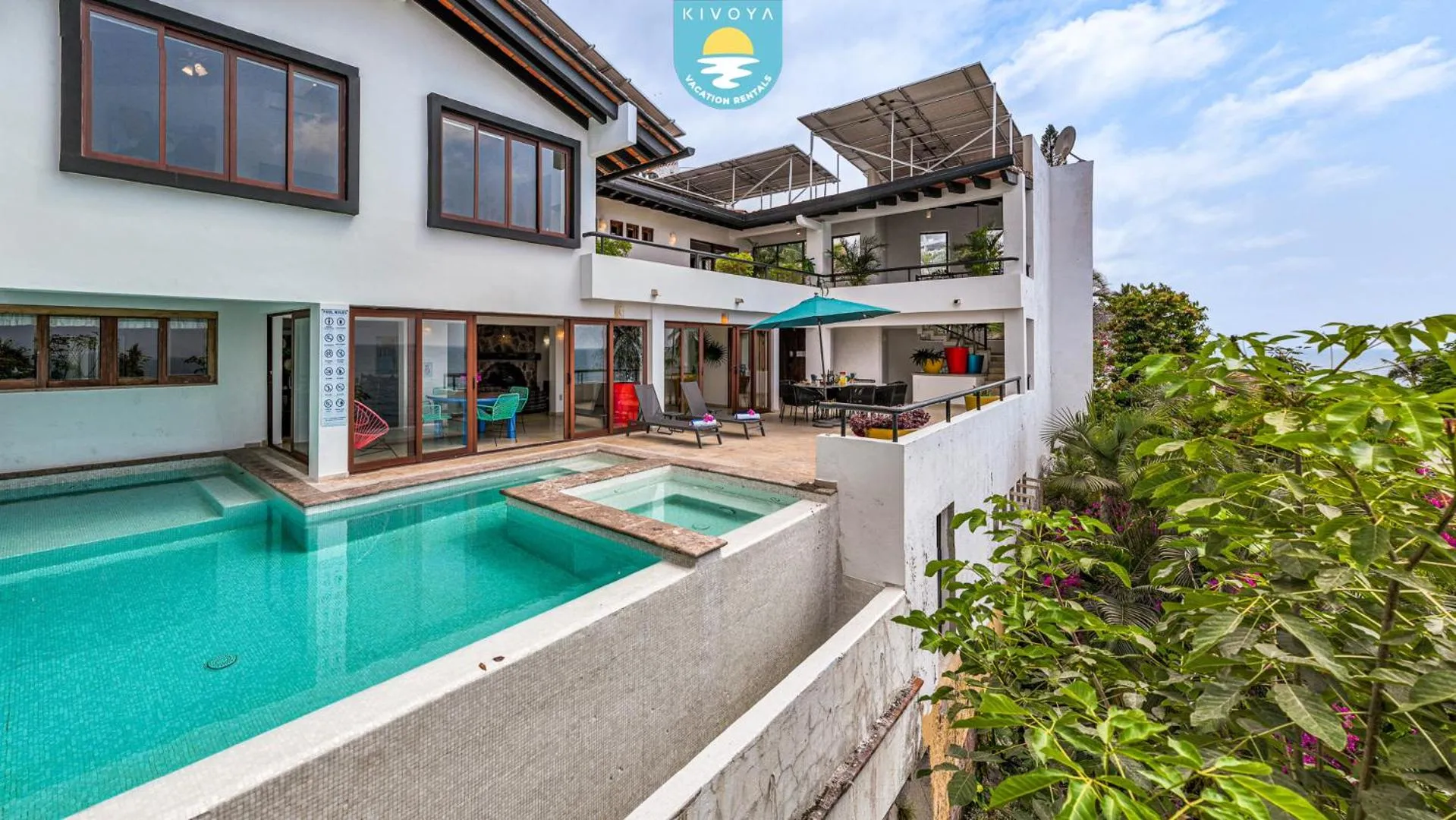 Pool view in Casa Bahía Linda by Kivoya