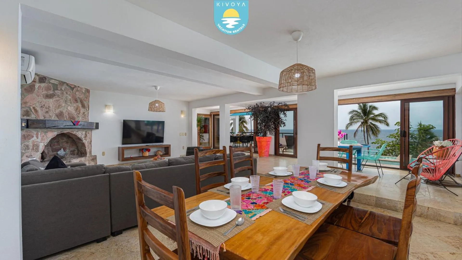 Dining area in Casa Bahía Linda by Kivoya
