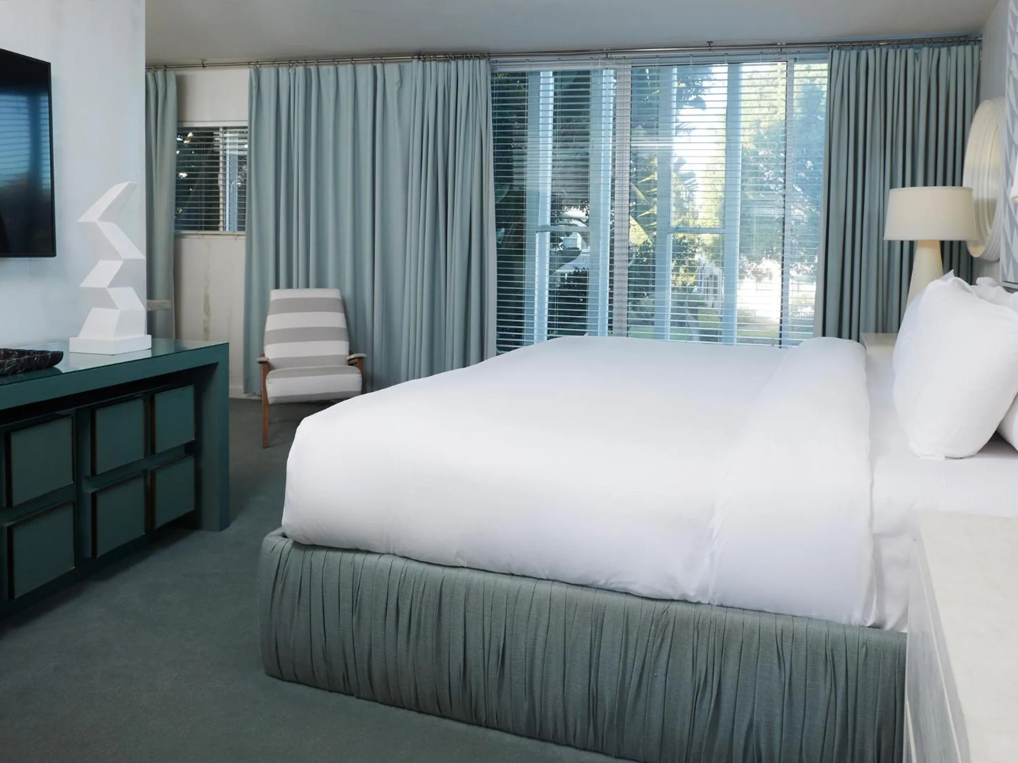 Bed in Avalon Hotel Beverly Hills, a Member of Design Hotels