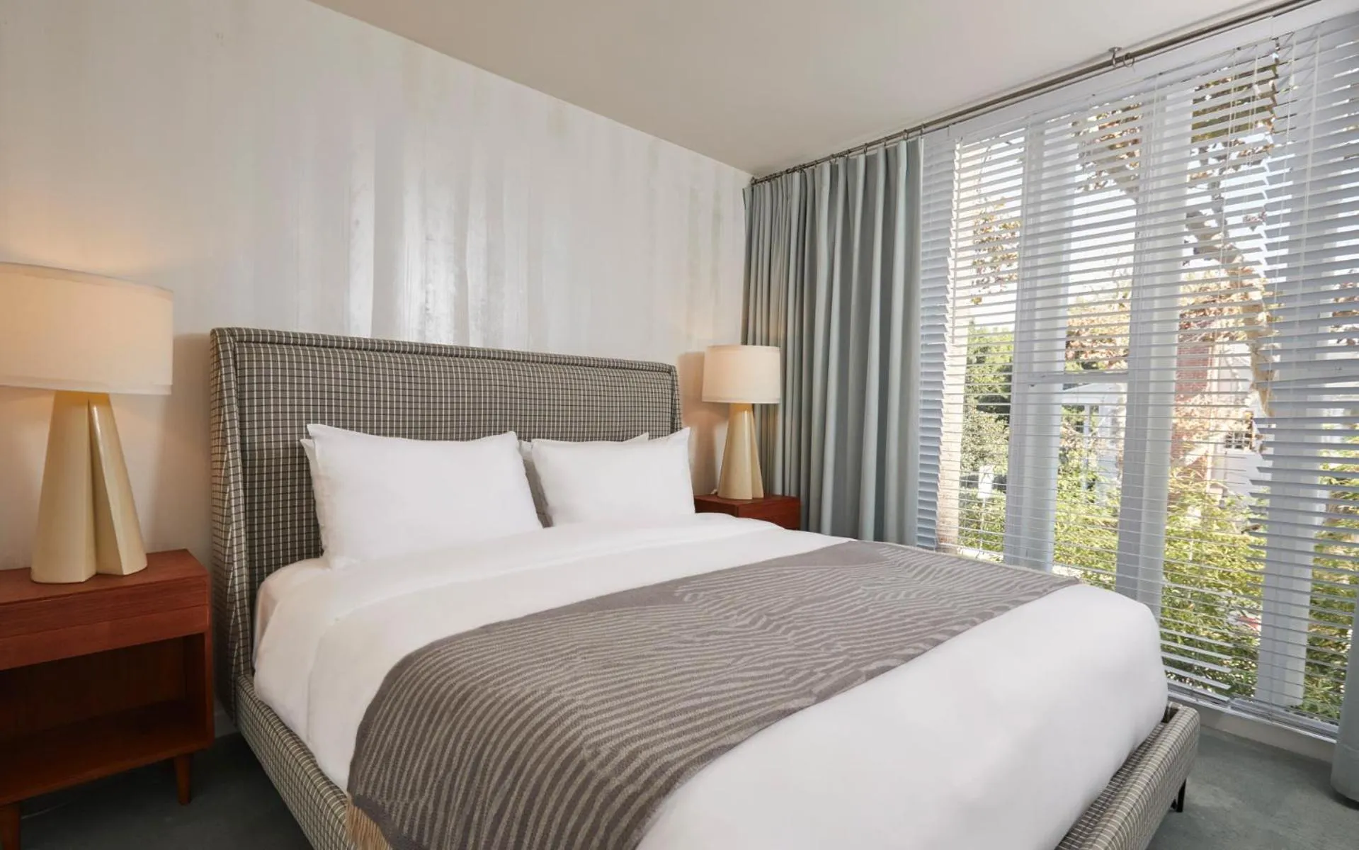Bed in Avalon Hotel Beverly Hills, a Member of Design Hotels