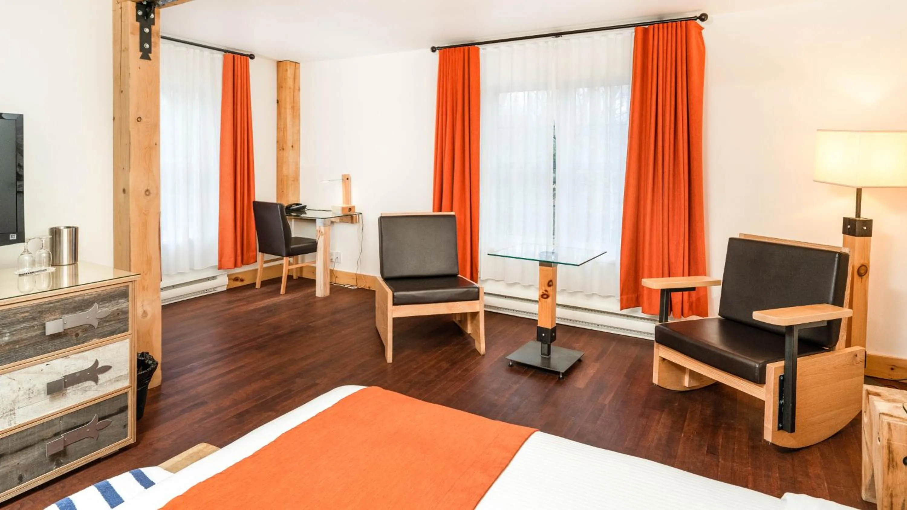 Seating area, Bed in Le Baluchon Éco-villégiature