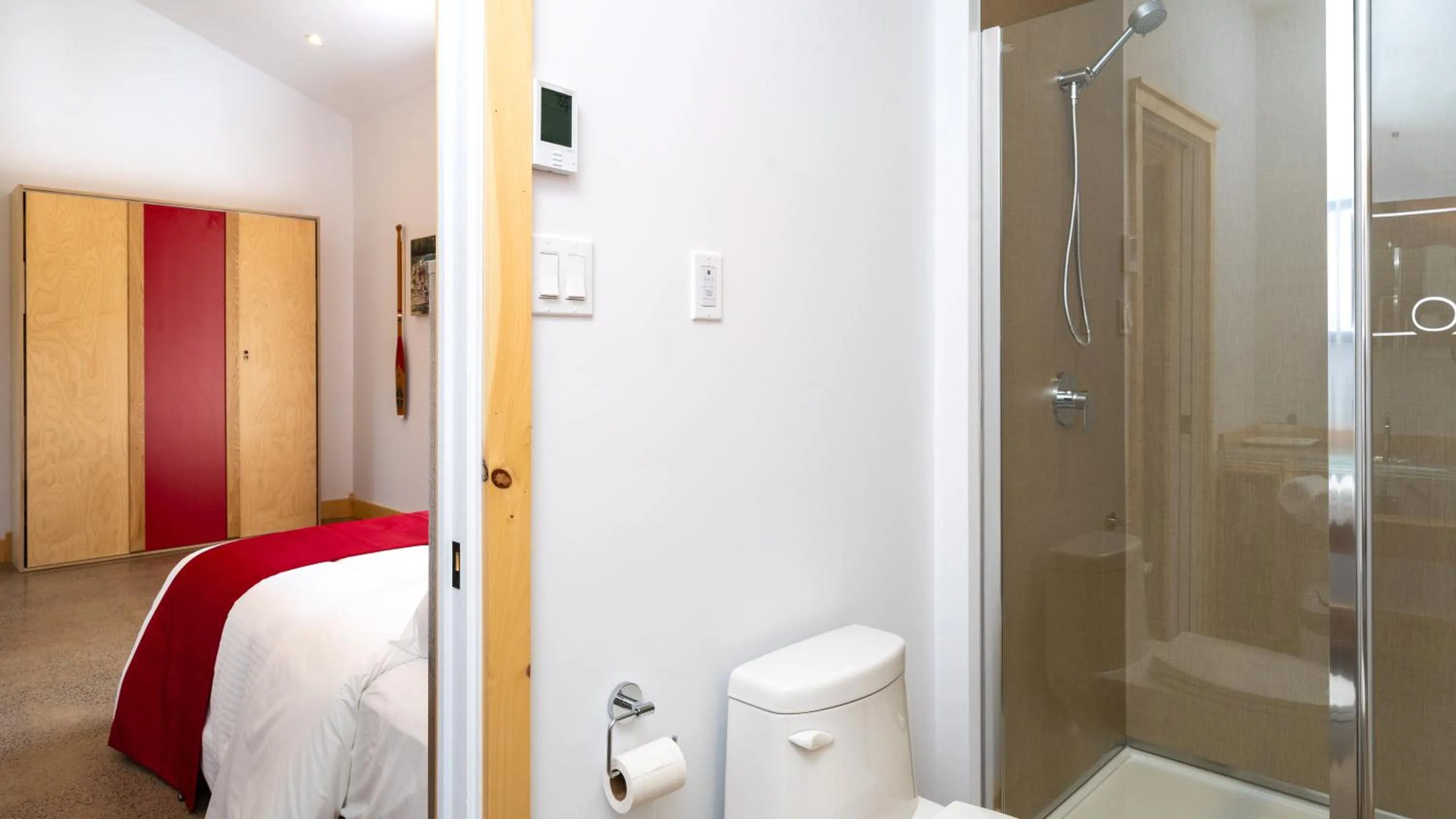 Shower, Bed in Le Baluchon Éco-villégiature