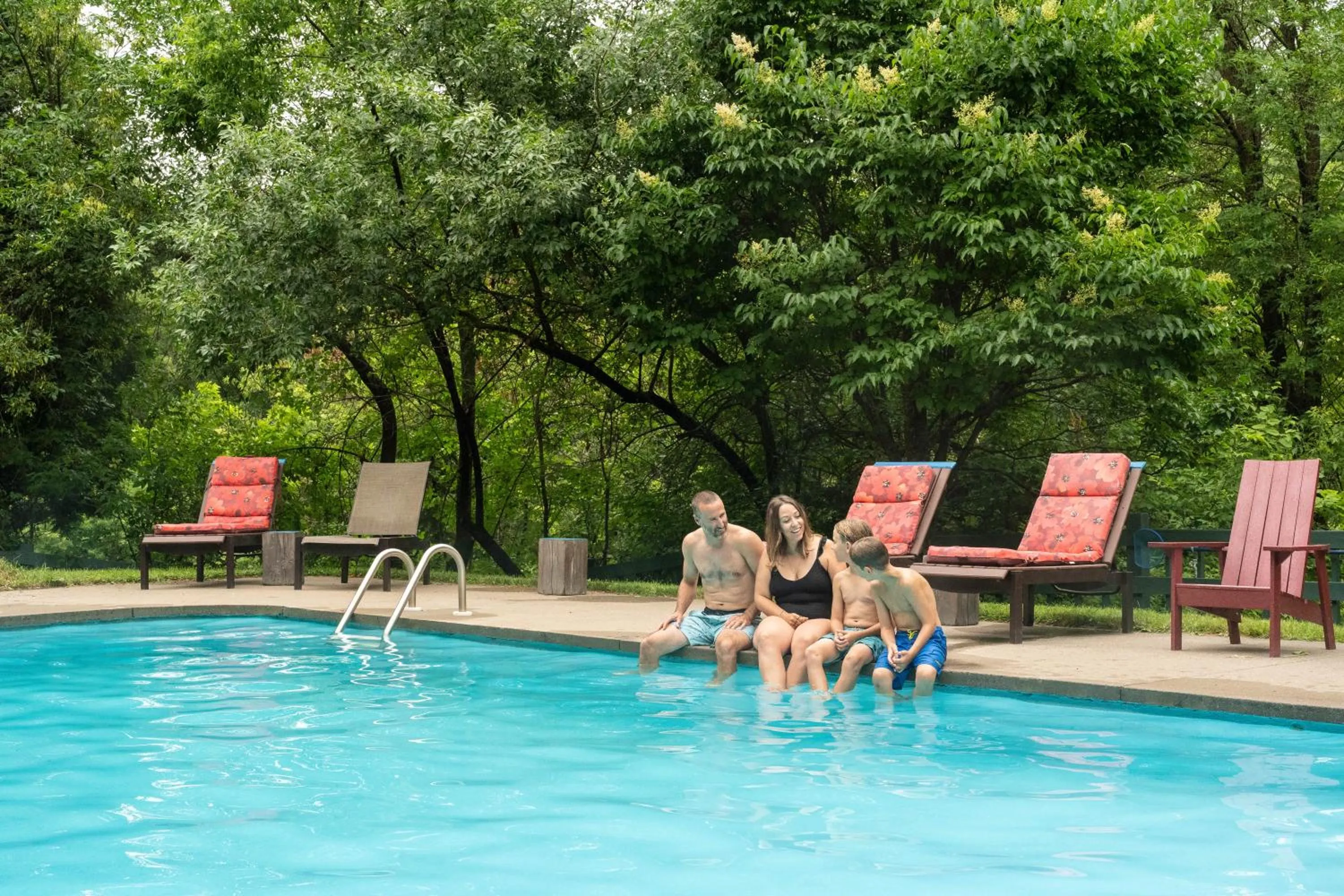 Swimming pool in Le Baluchon Éco-villégiature