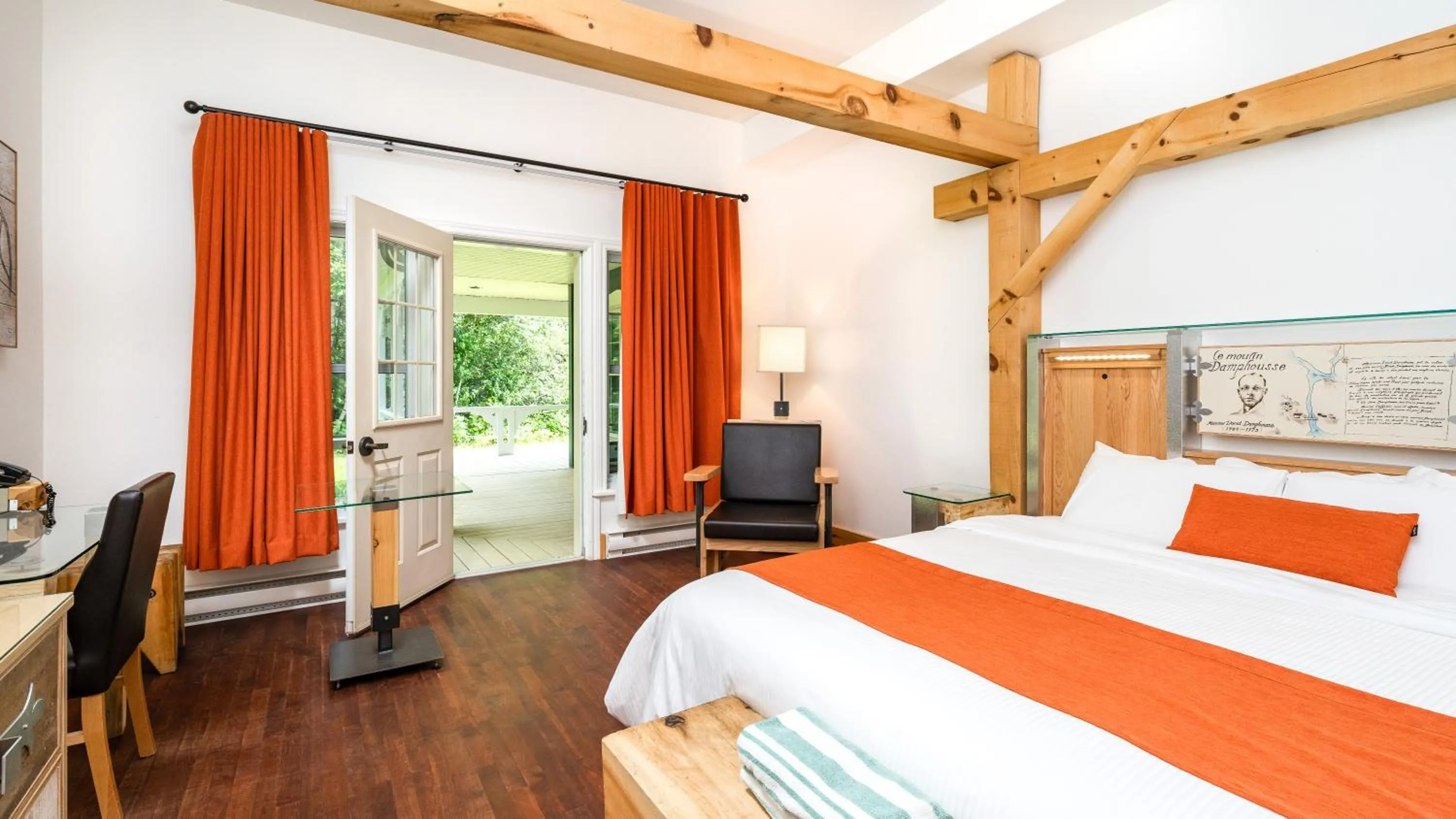 View (from property/room), Bed in Le Baluchon Éco-villégiature