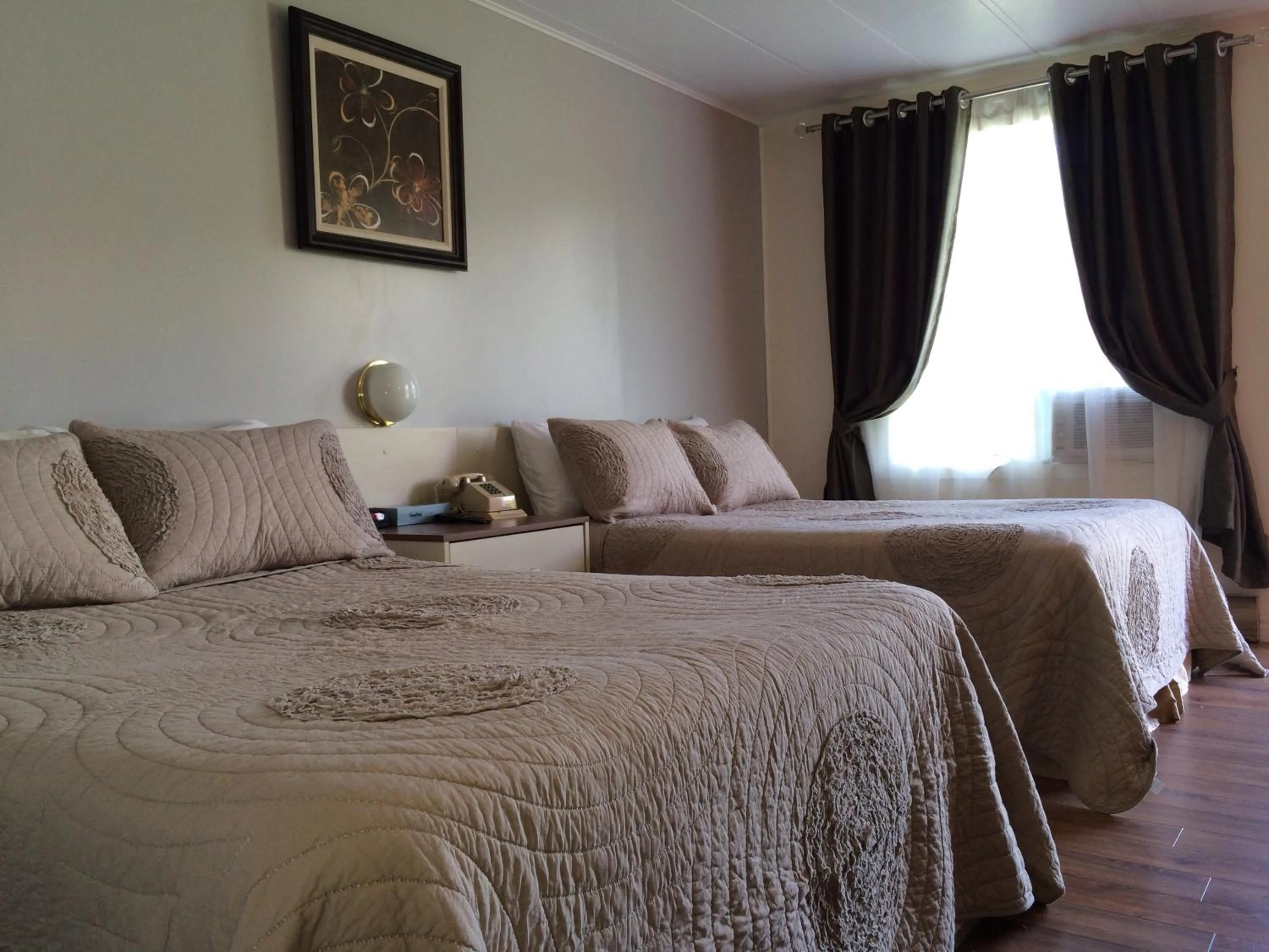 Day, Bed in Motel de la Pente Douce