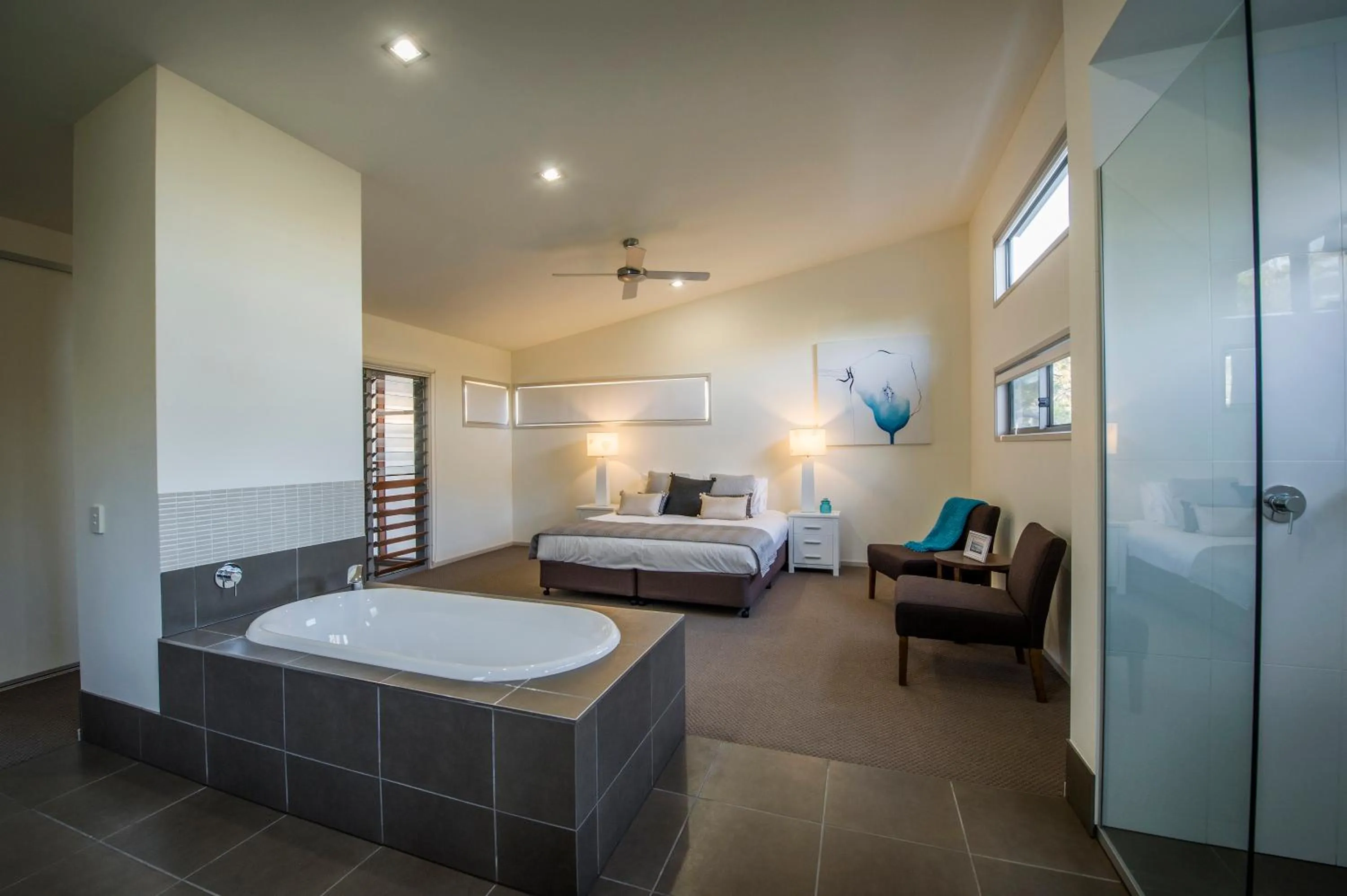 Bathroom, Bed in Beach Road Holiday Homes