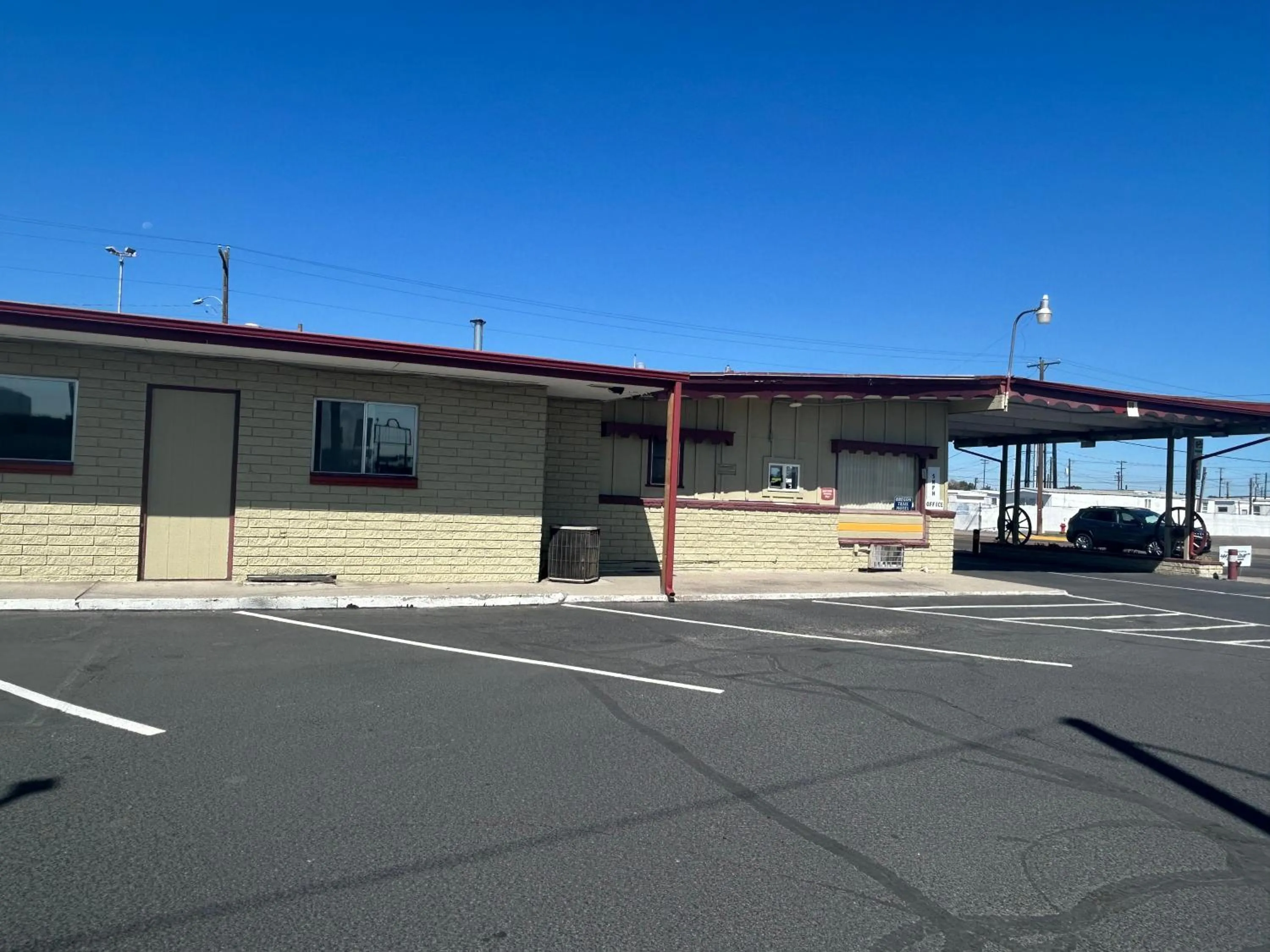 Parking in Oregon Trail Motel By Townhouse Ontario OR