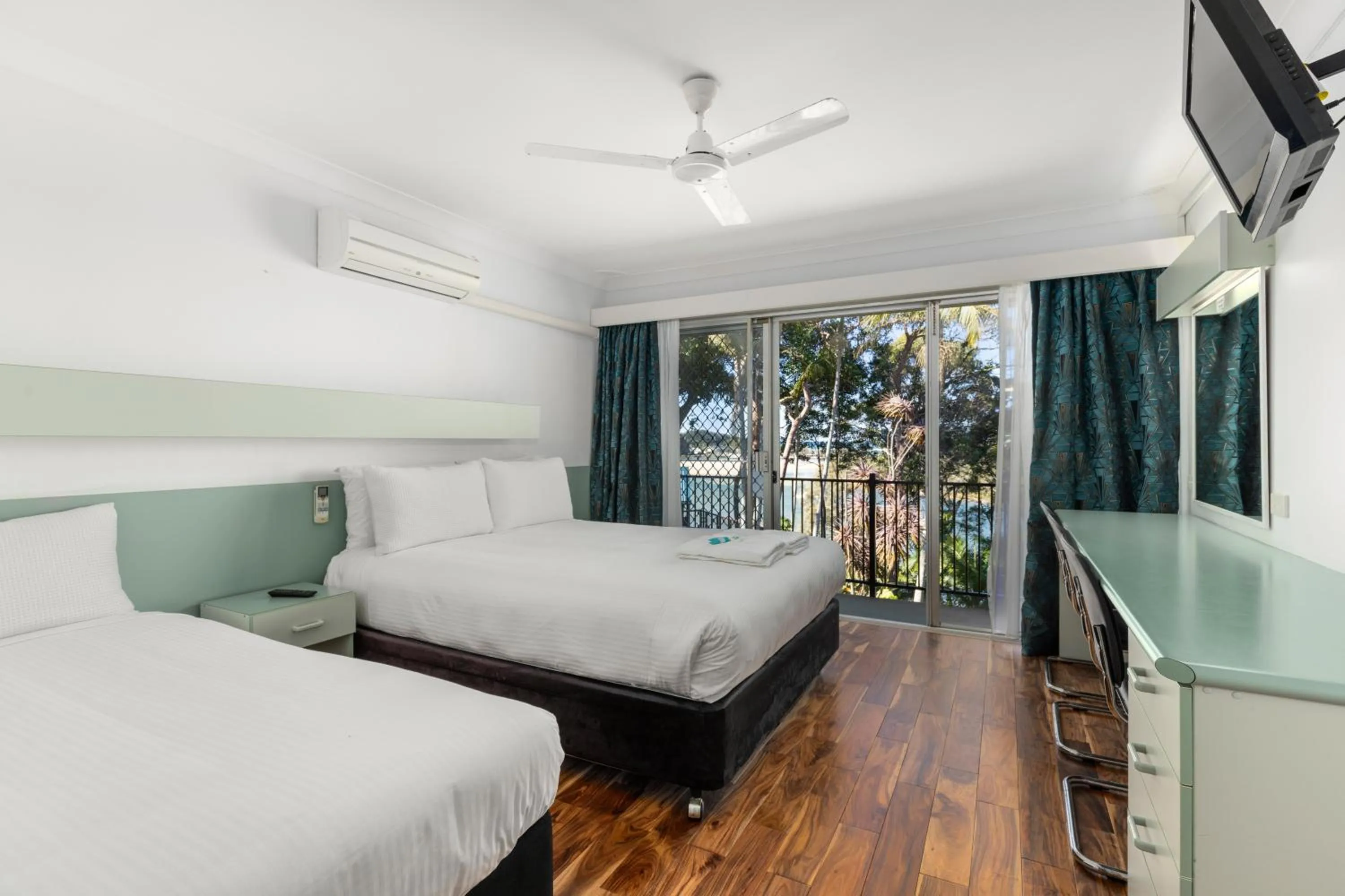 Bedroom, Bed in Motel Miramar