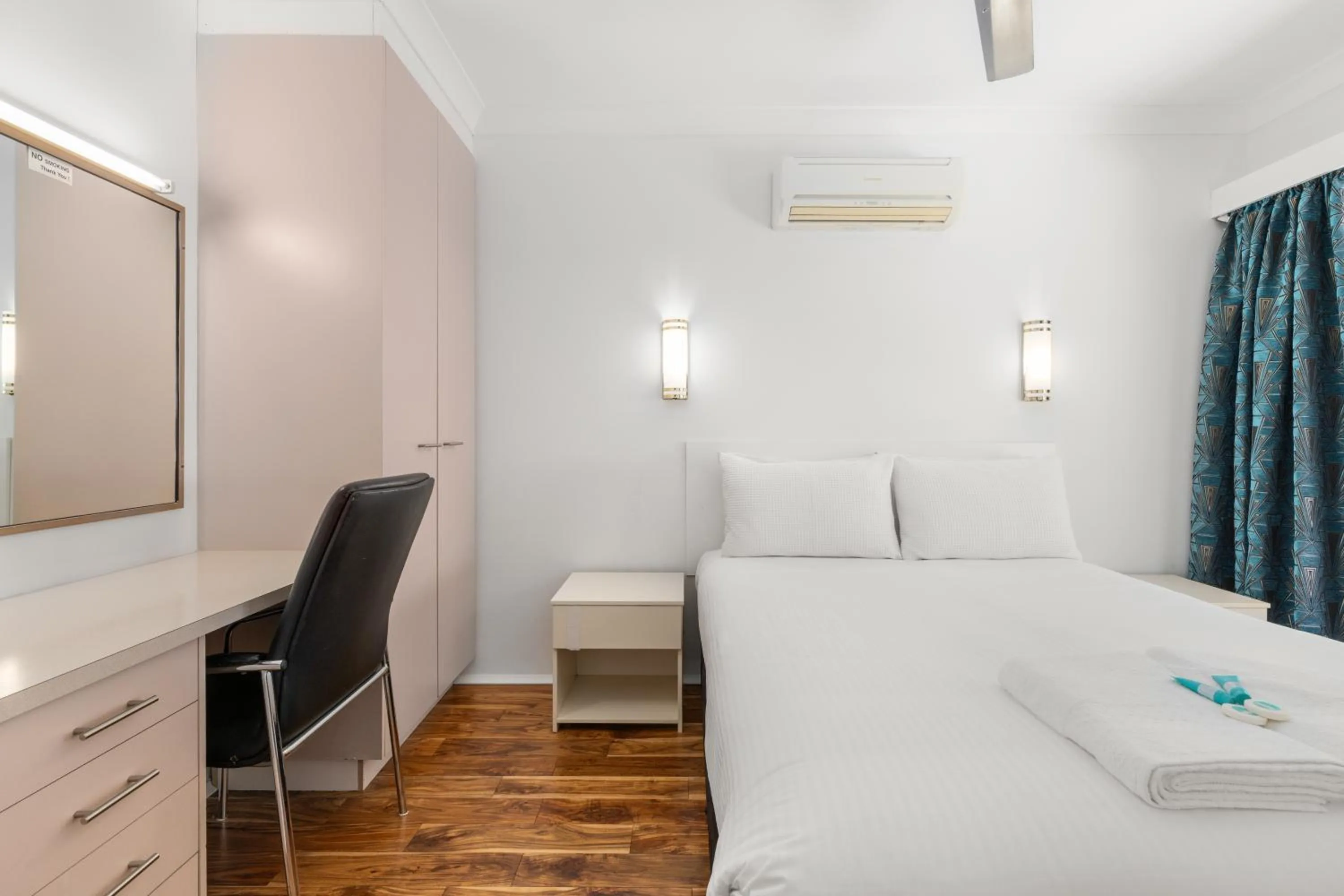 Bedroom, Bed in Motel Miramar