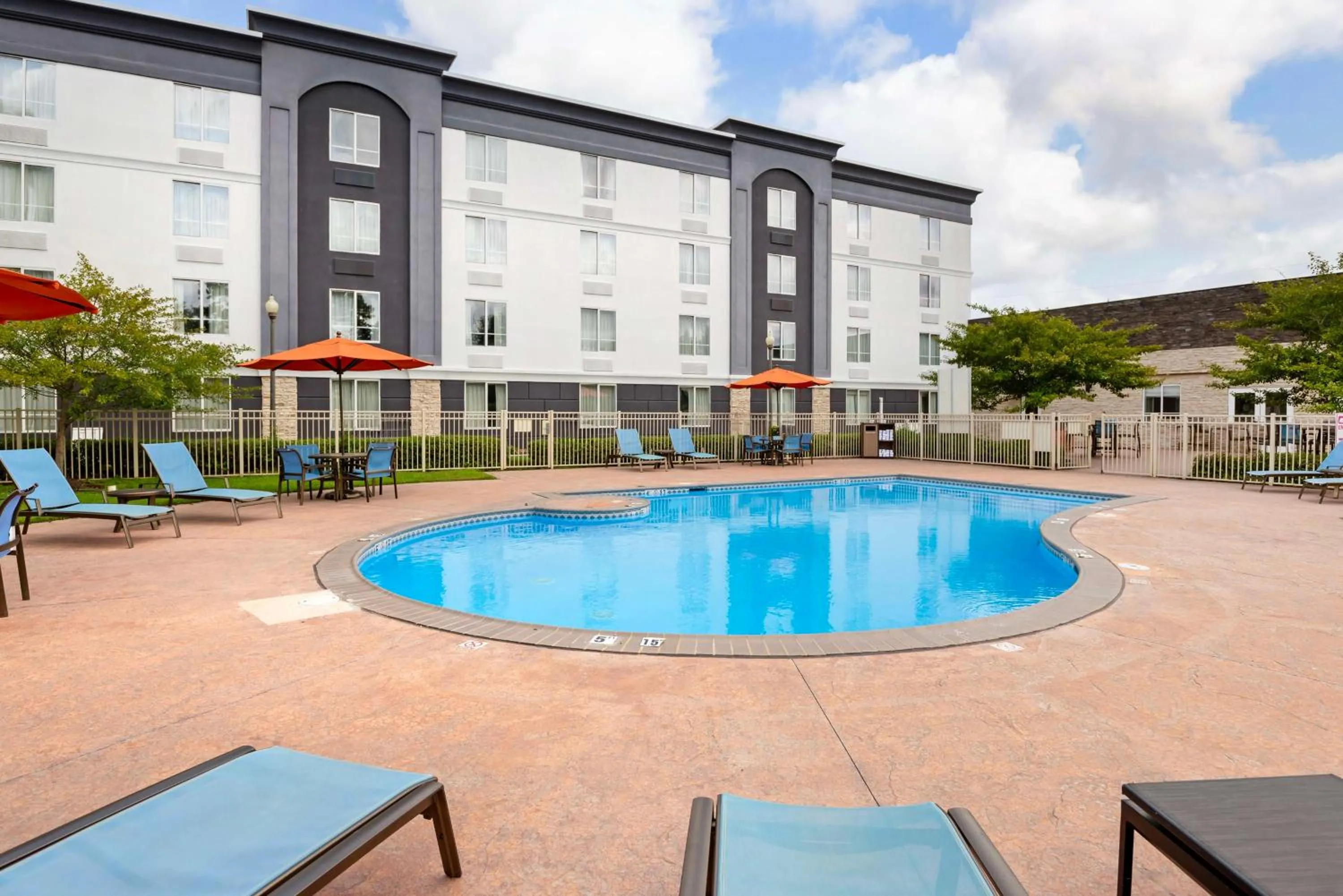 Pool view in Best Western Premier Richmond City Gateway