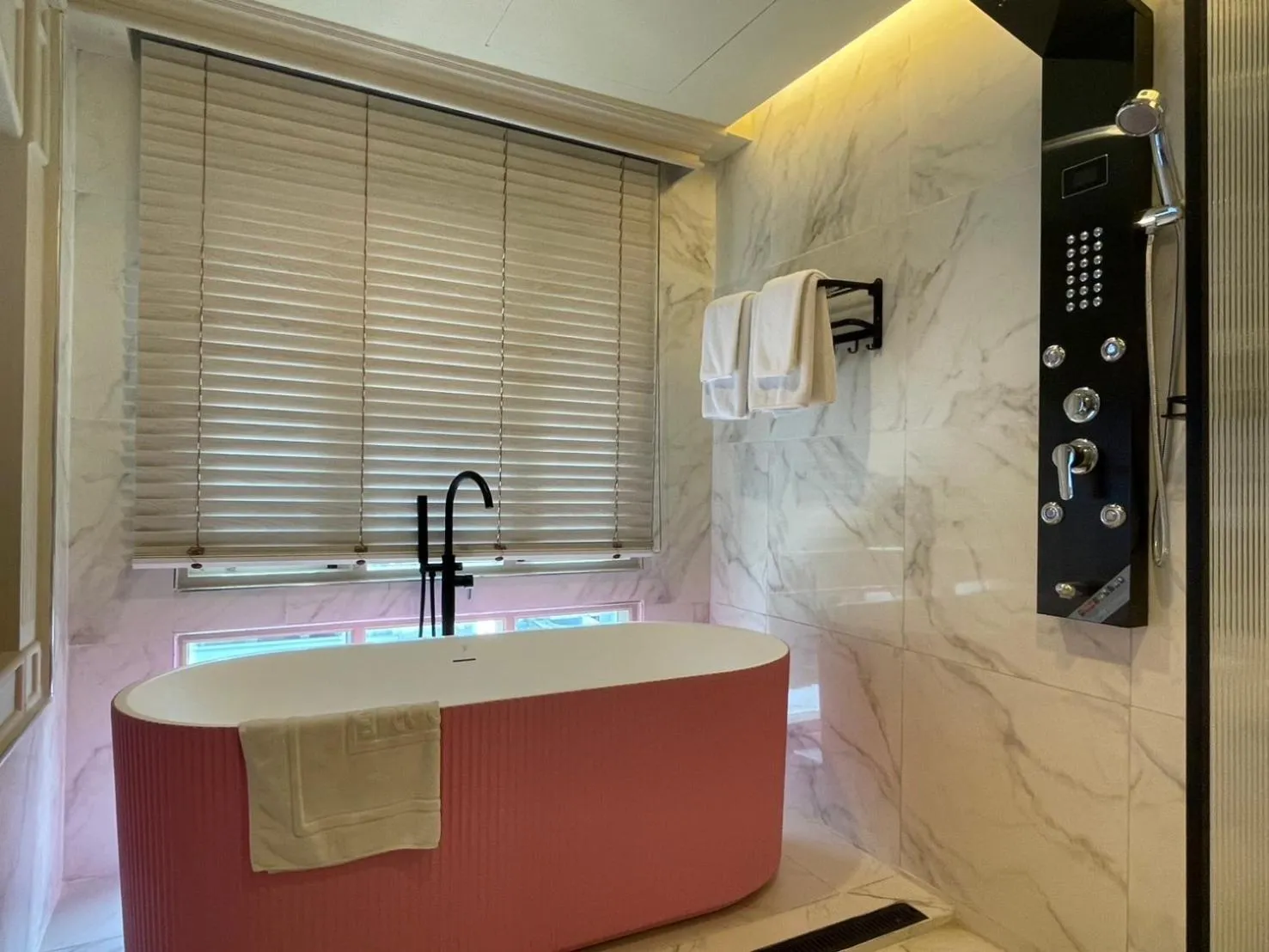 V20 Boutique Jacuzzi Hotel