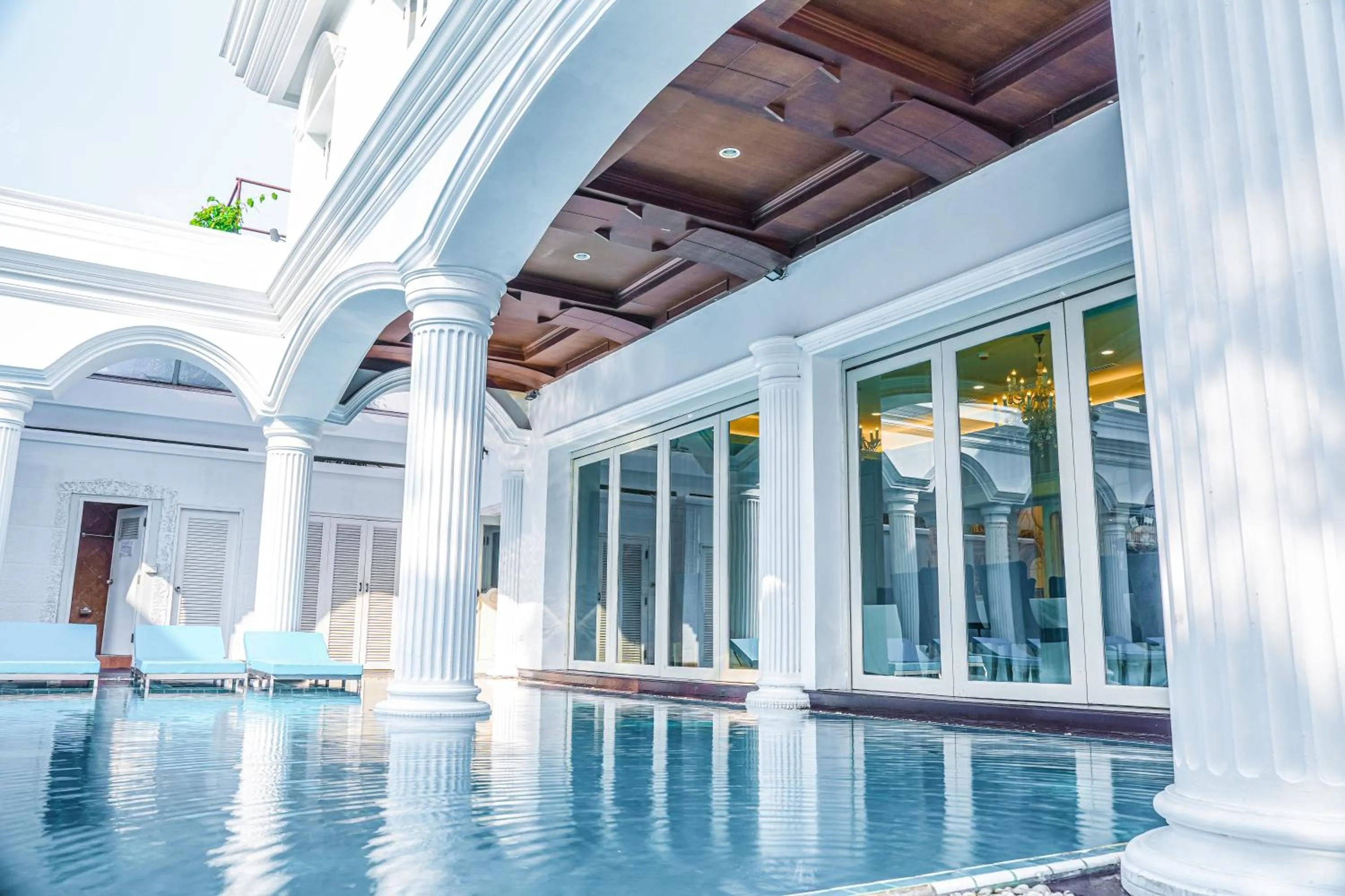 V20 Boutique Jacuzzi Hotel