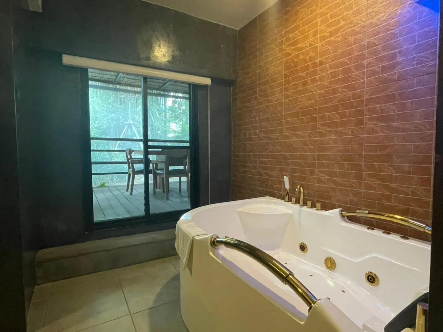 V20 Boutique Jacuzzi Hotel