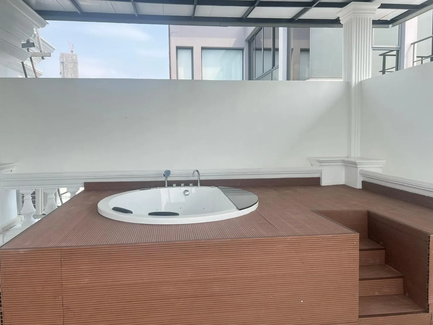 V20 Boutique Jacuzzi Hotel