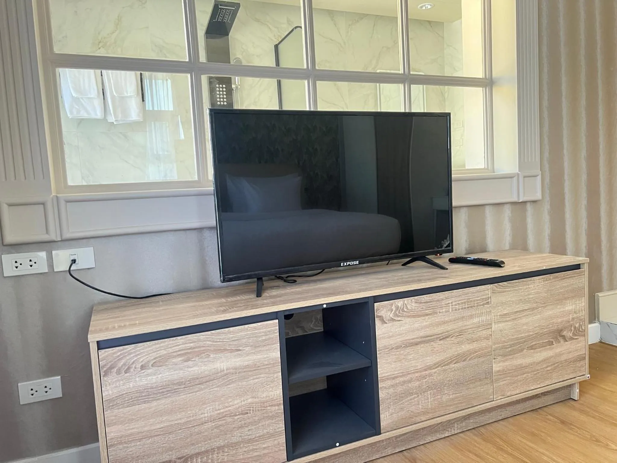 Communal lounge/ TV room in V20 Boutique Jacuzzi Hotel