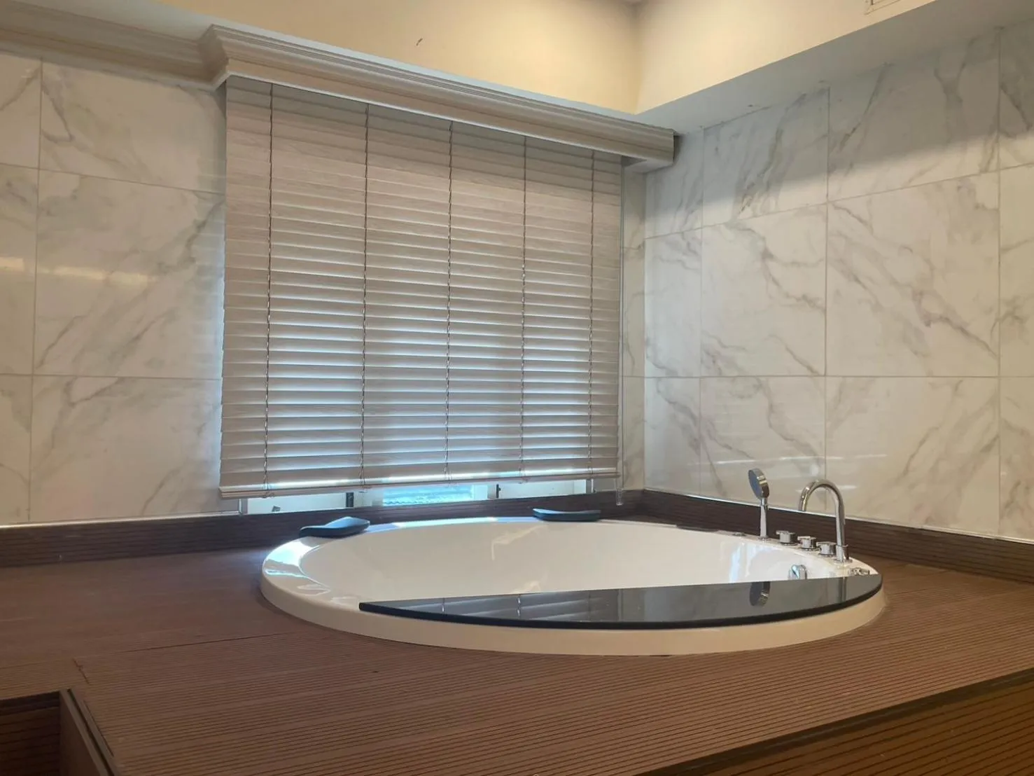 V20 Boutique Jacuzzi Hotel