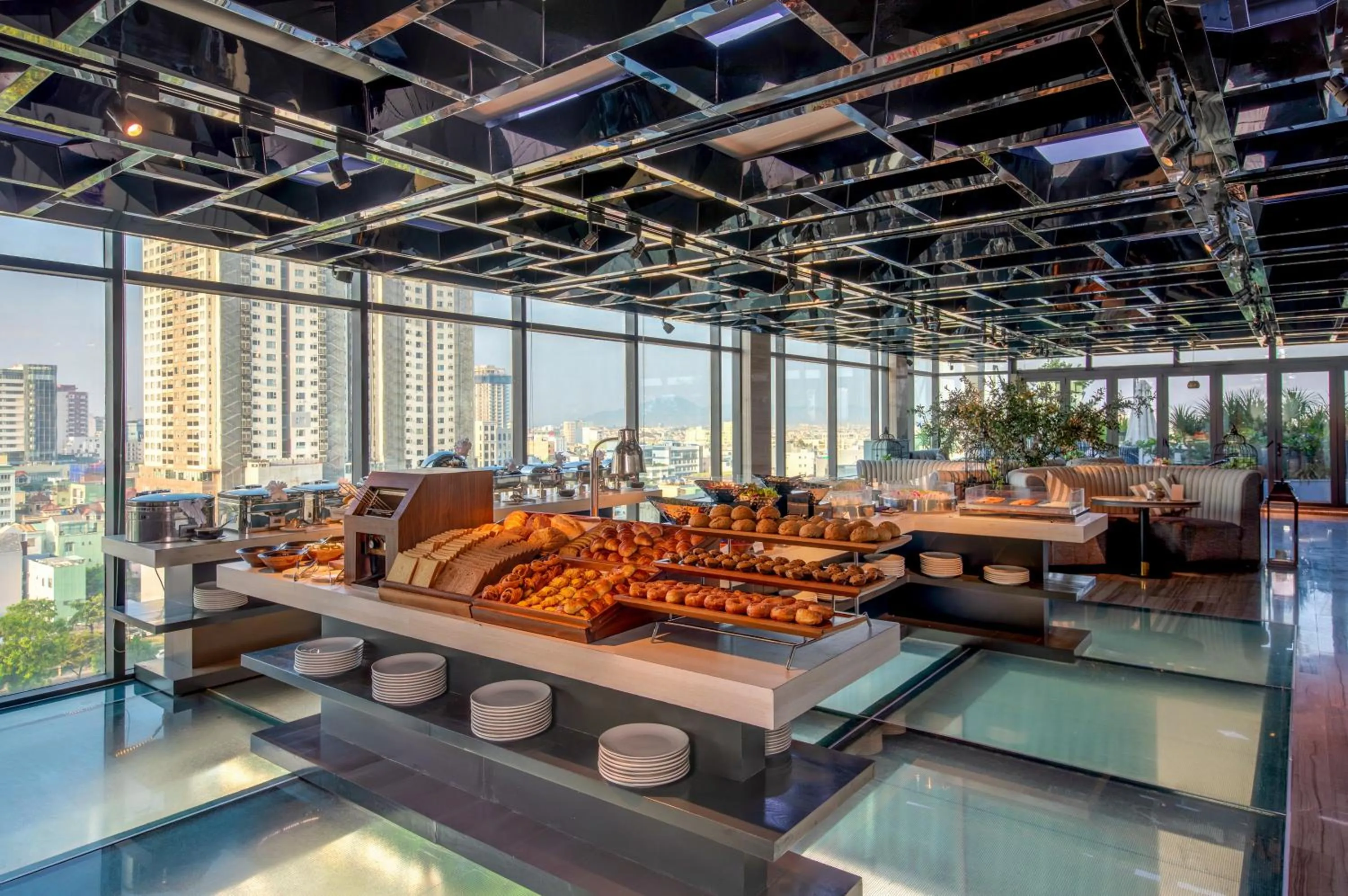 Restaurant/places to eat in New Orient Hotel Da Nang