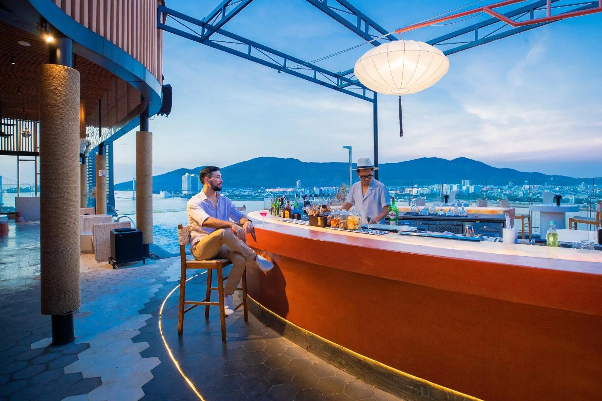 Lounge or bar in New Orient Hotel Da Nang