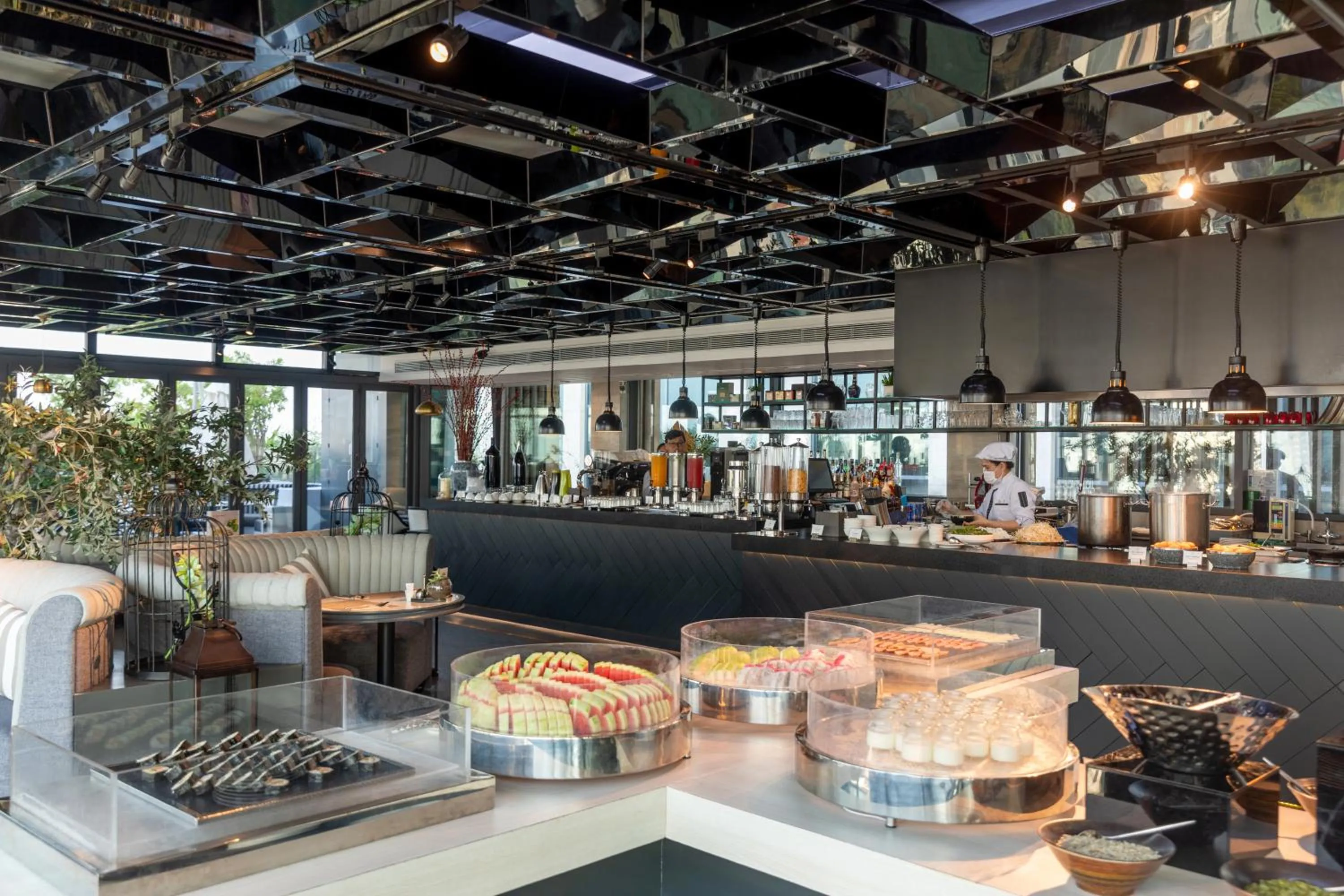 Restaurant/places to eat in New Orient Hotel Da Nang