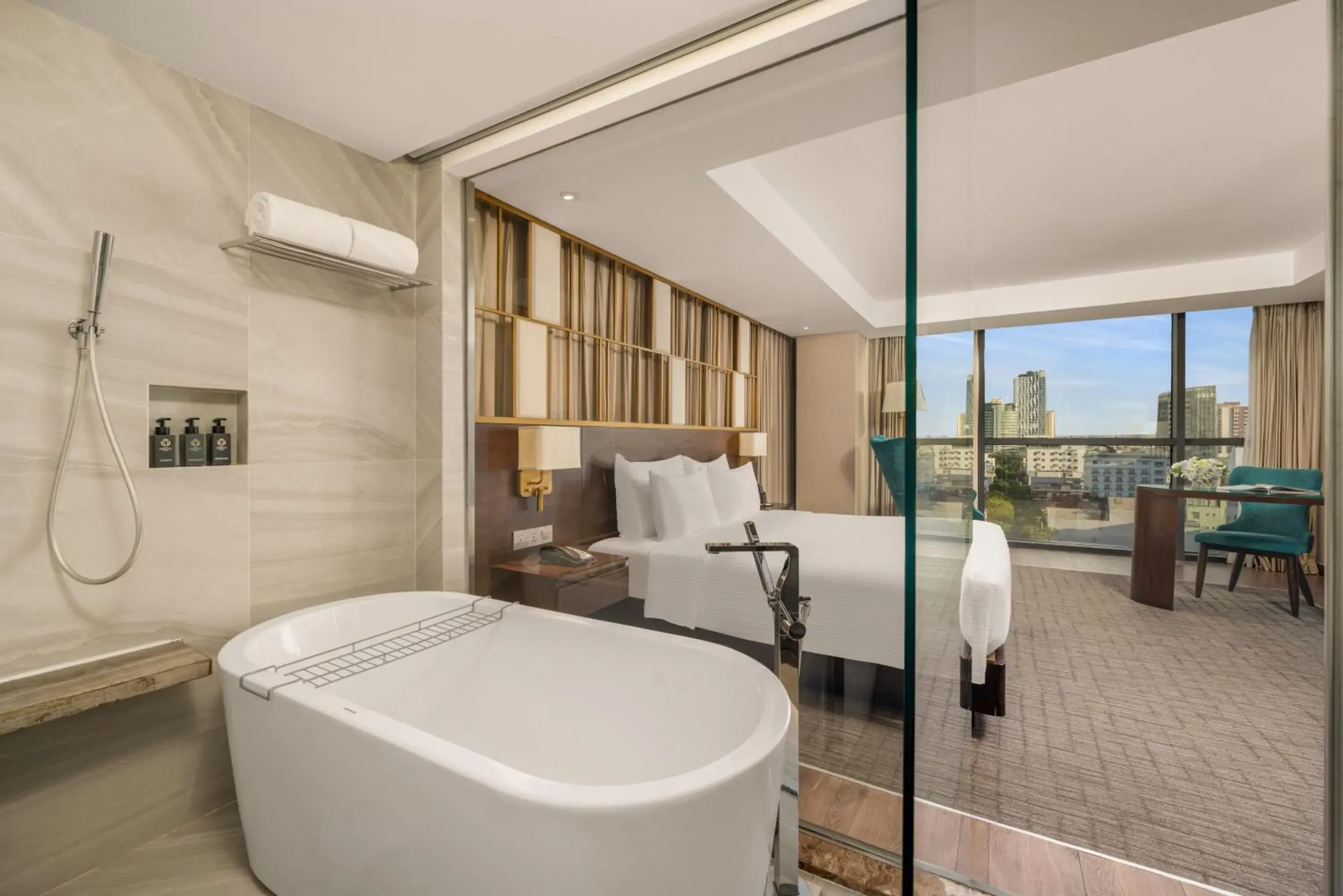 Premier Deluxe Double/ Twin with Bathtub in New Orient Hotel Da Nang Premier Deluxe Double/ Twin with Bathtub in New Orient Hotel Da Nang