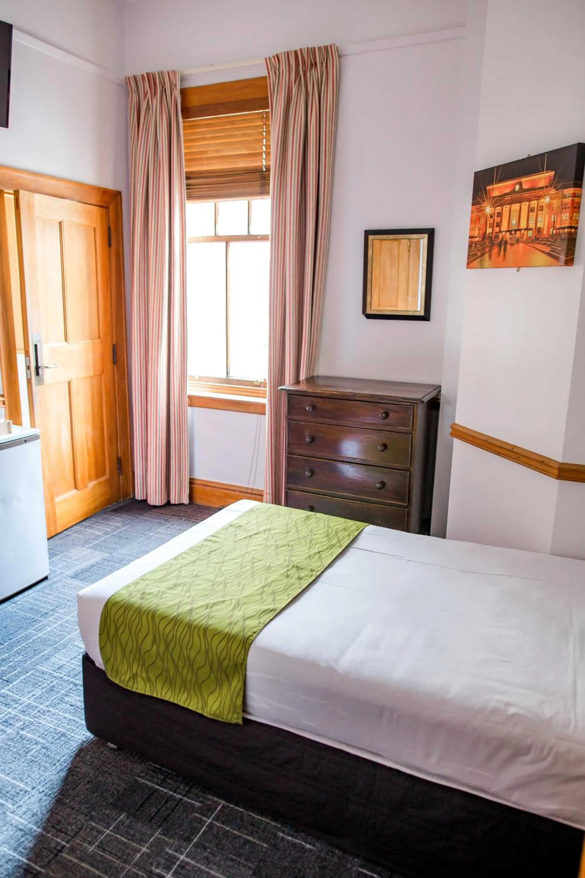 Bed in The Cambridge Hotel & Backpackers