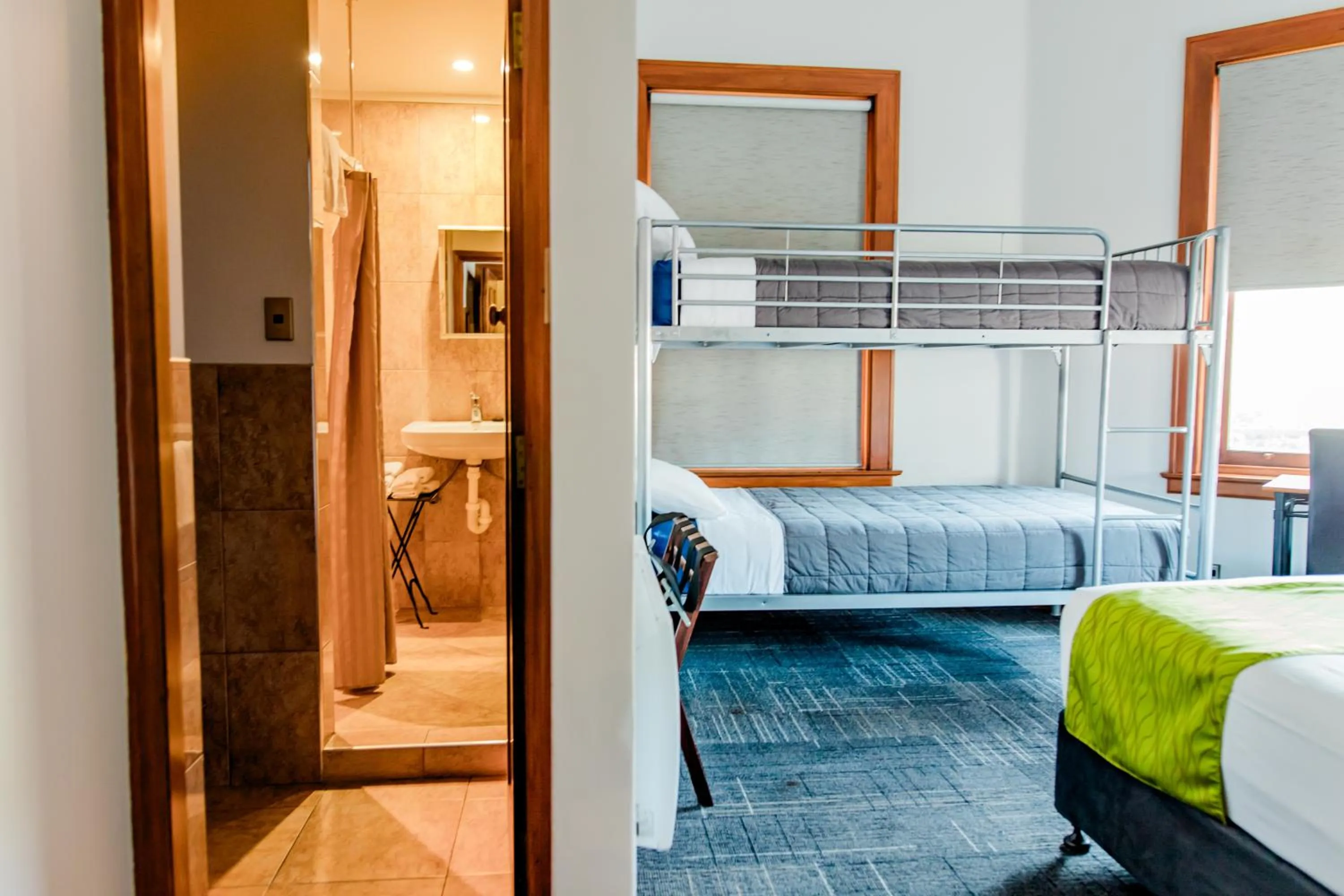 Bathroom, Bed in The Cambridge Hotel & Backpackers