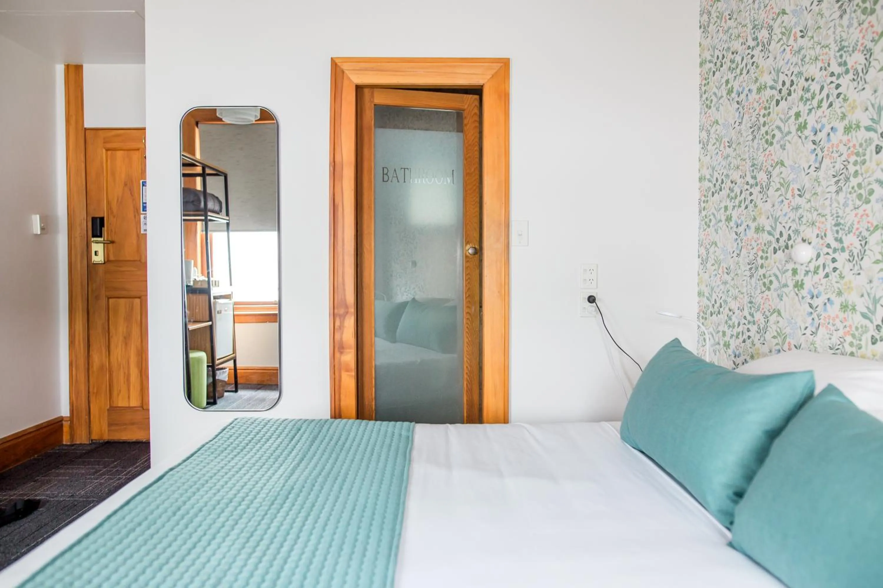 Bathroom, Bed in The Cambridge Hotel & Backpackers