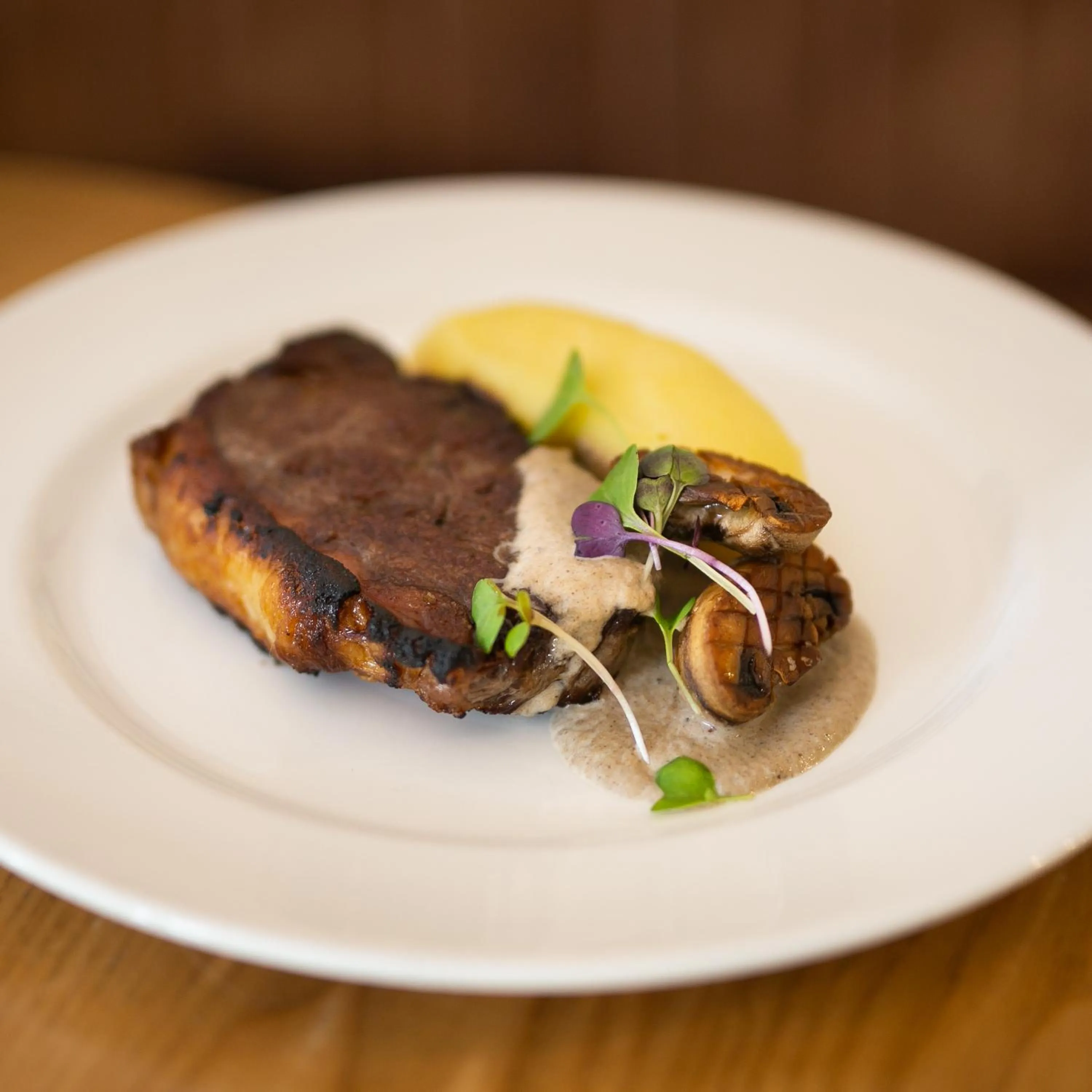 Food and drinks in The Cambridge Hotel & Backpackers