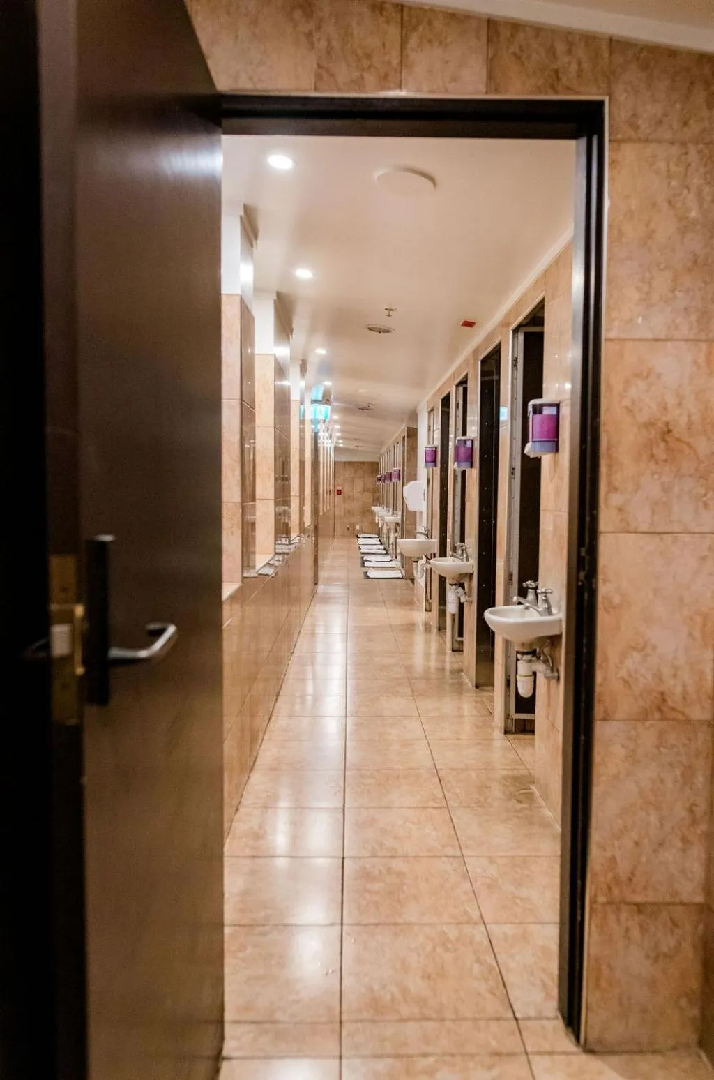 Bathroom in The Cambridge Hotel & Backpackers