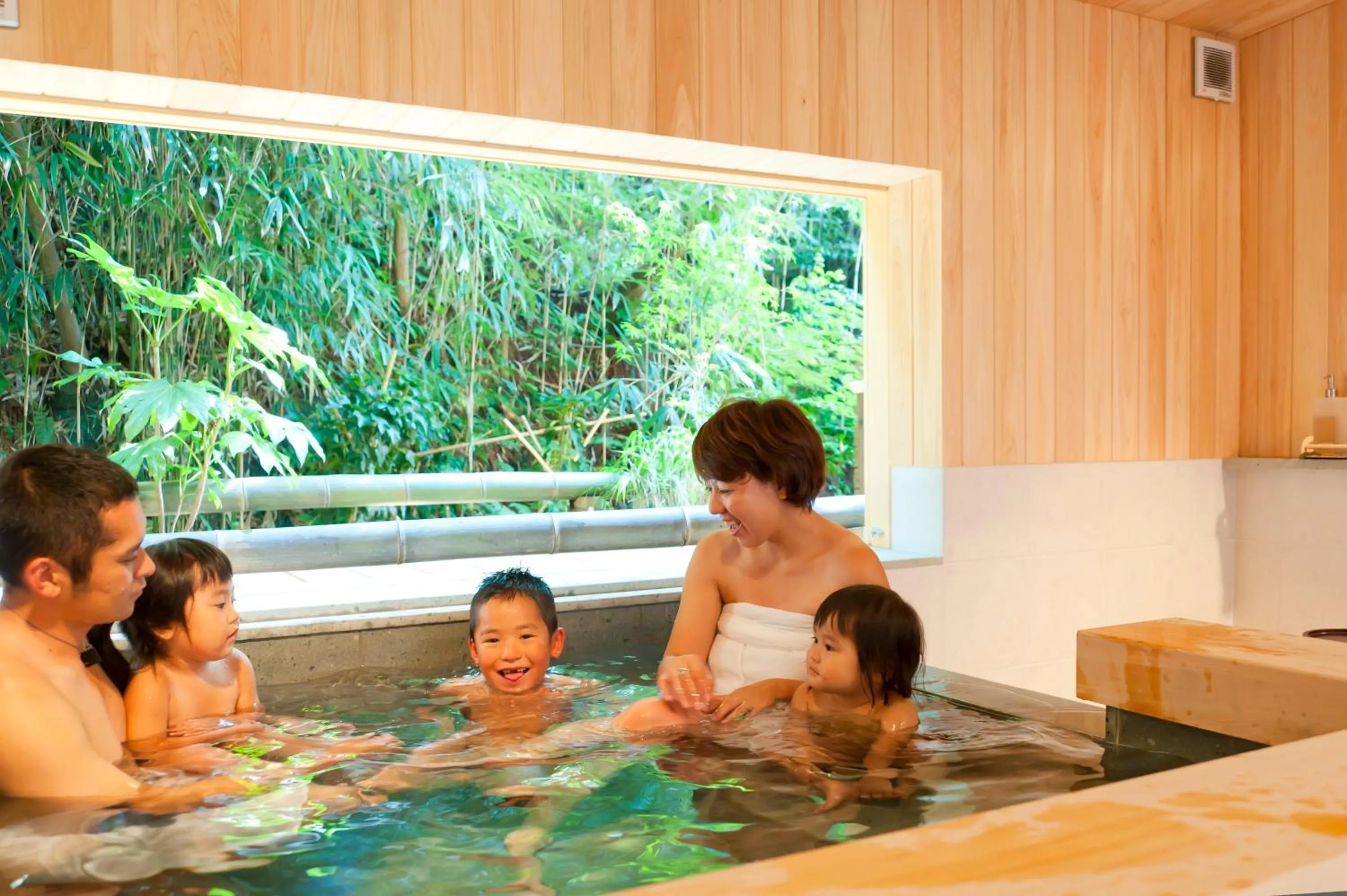 People in Yoshidaya Sannoukaku