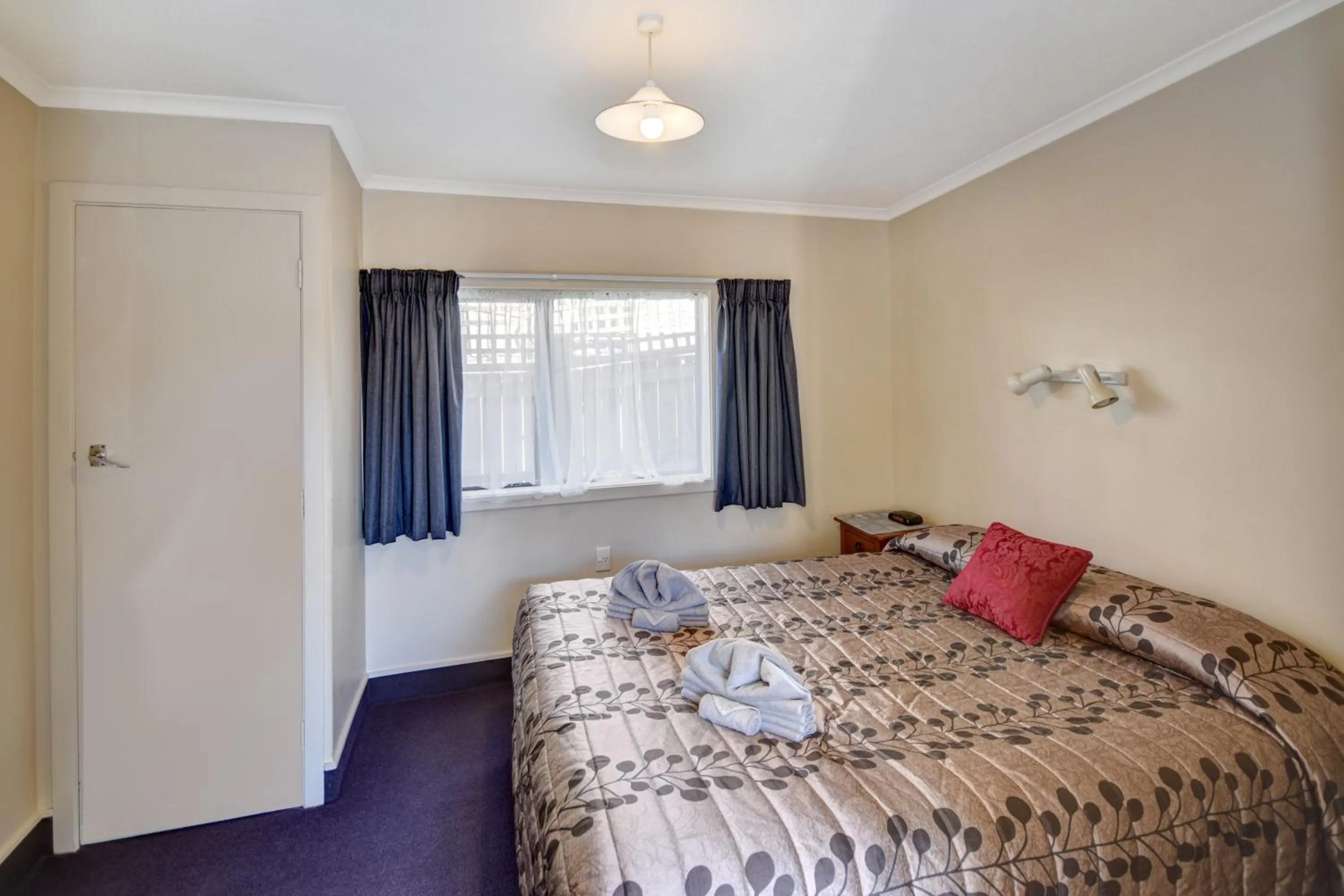 Bedroom, Bed in Garden Motel