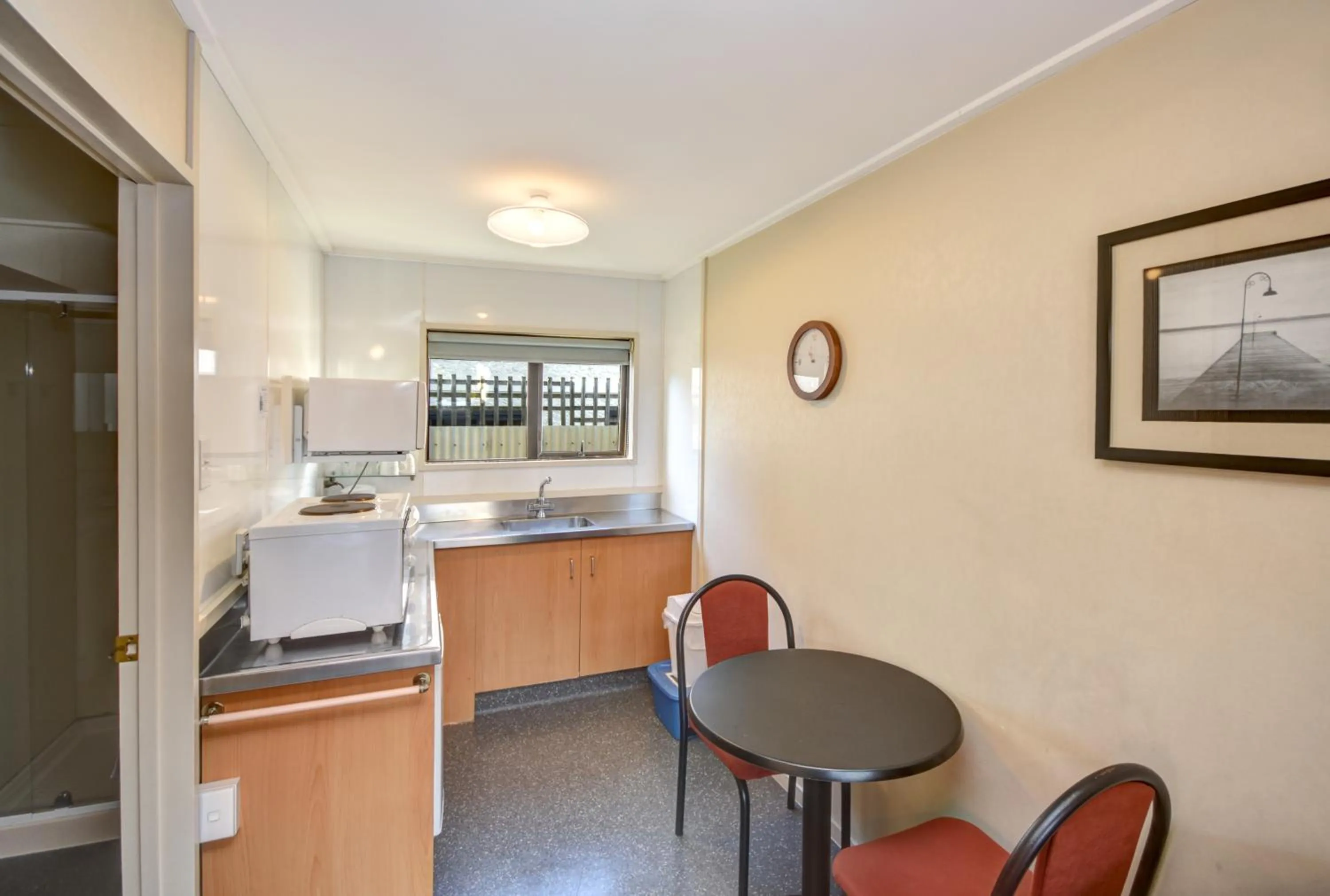 Kitchen or kitchenette in Garden Motel