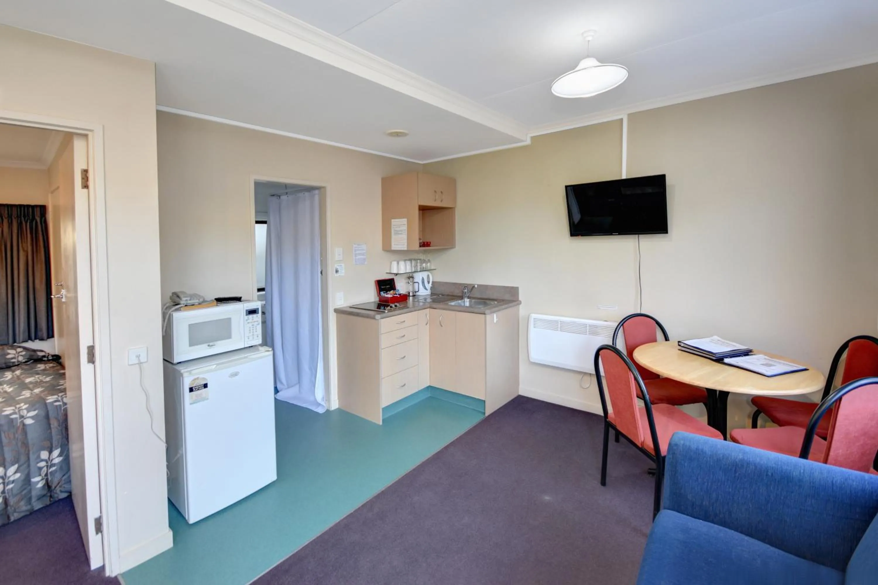 Kitchen or kitchenette in Garden Motel