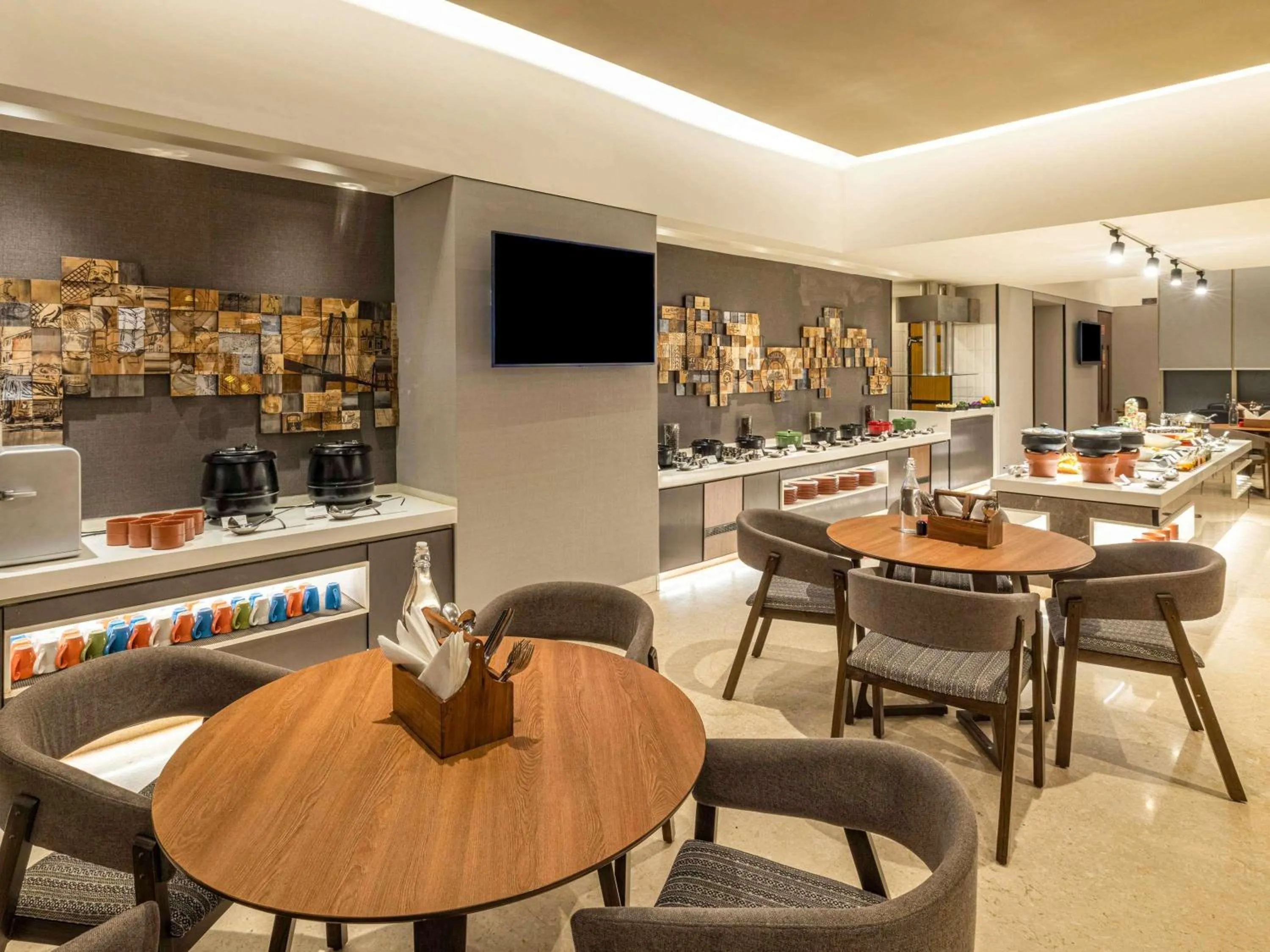 Restaurant/places to eat in ibis Mumbai Airport - An Accor Brand