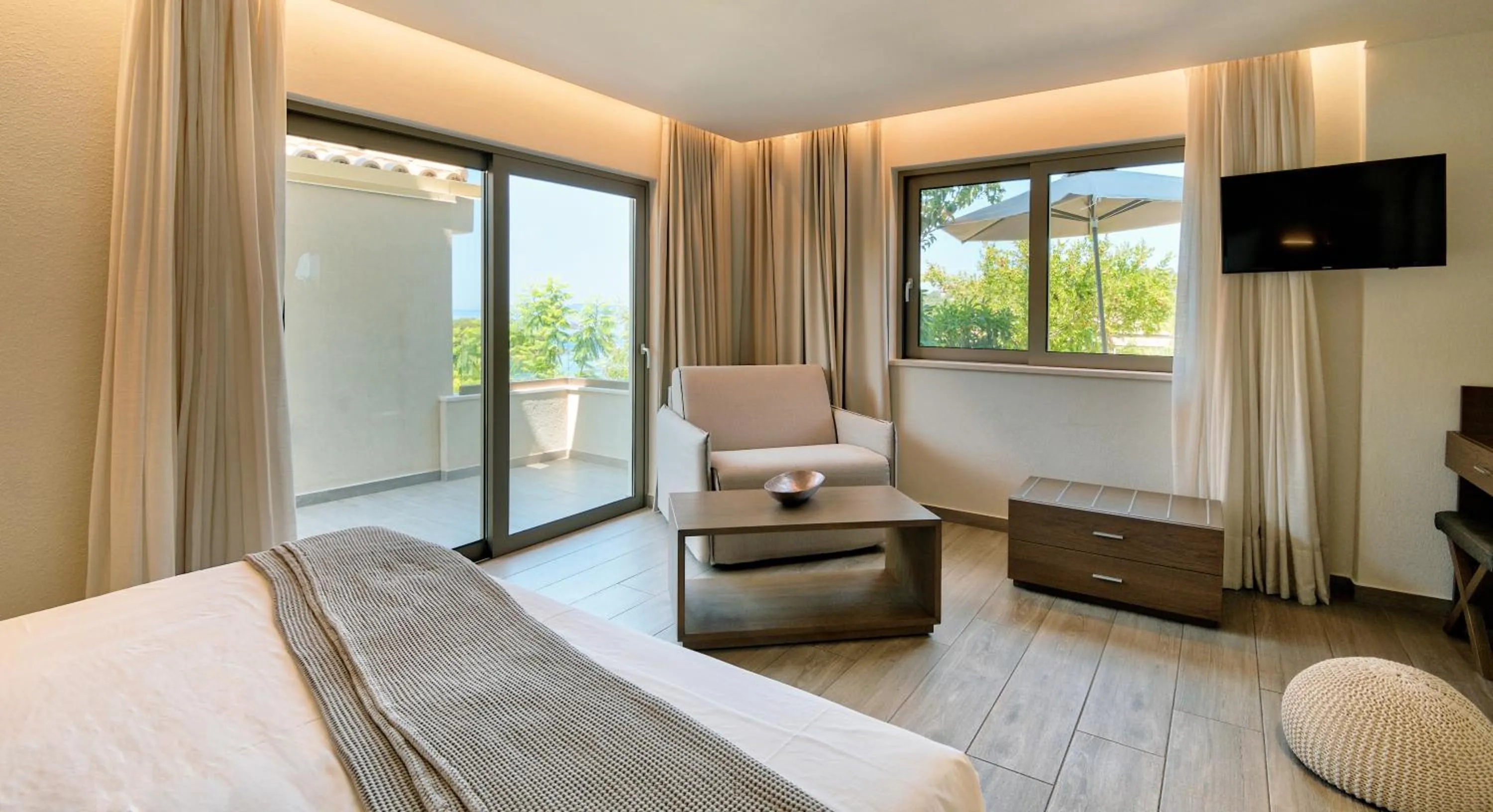 TV and multimedia in Prima Vista Beachfront Boutique Hotel