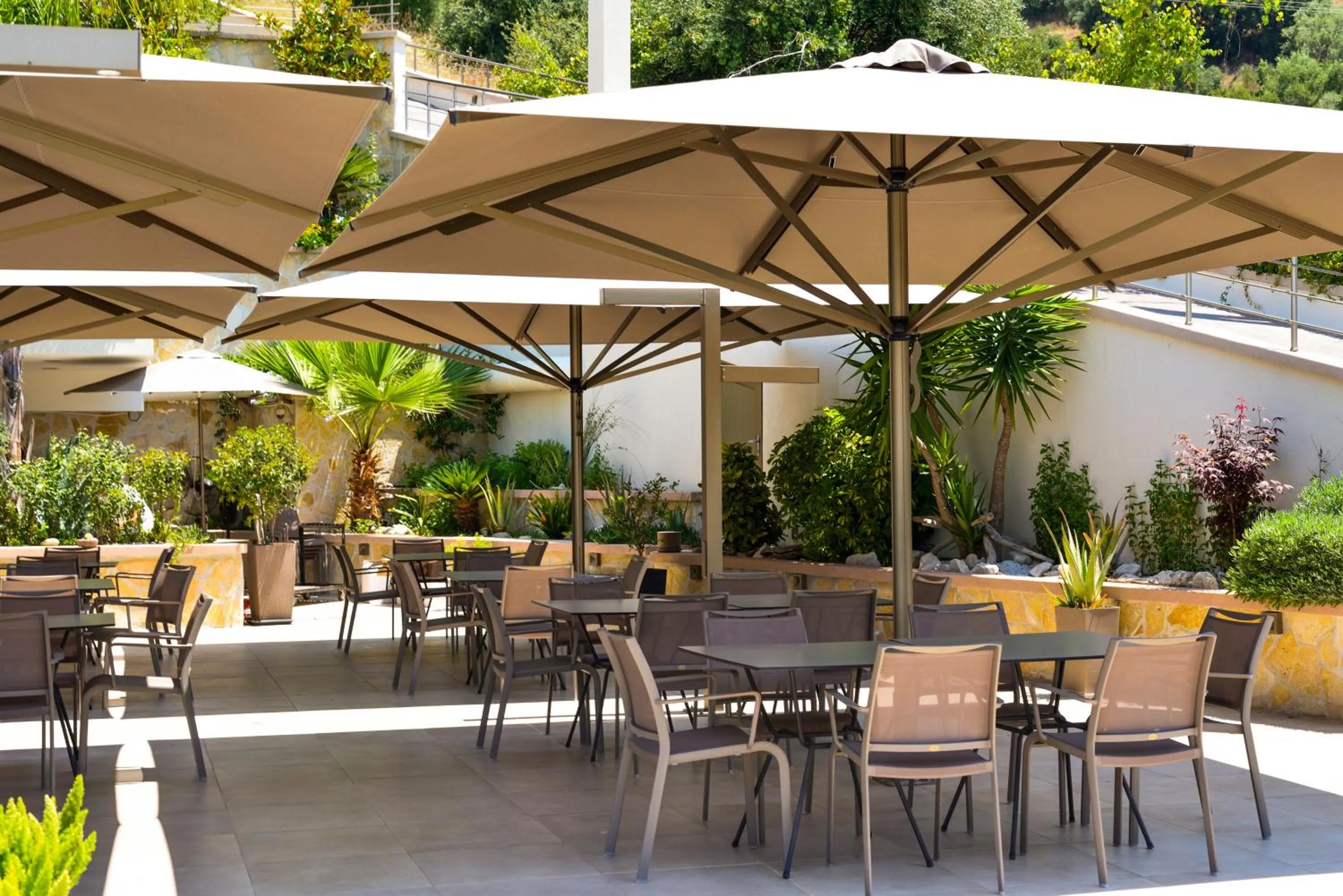 Restaurant/places to eat in Prima Vista Beachfront Boutique Hotel