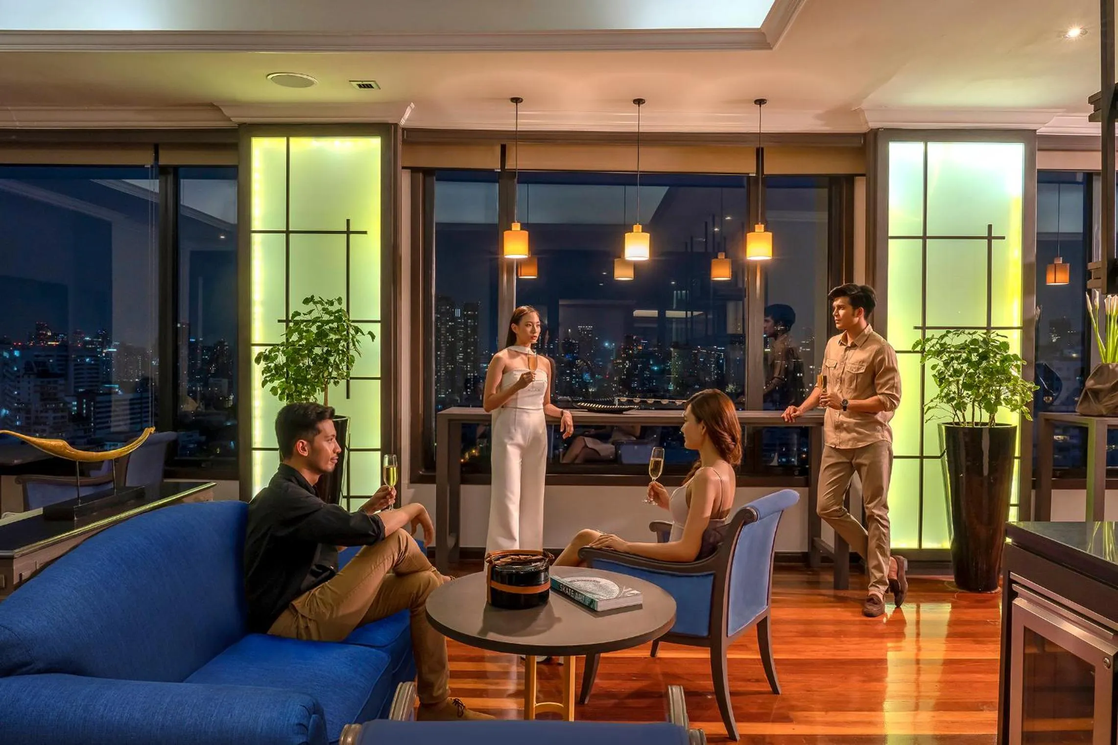 Communal lounge/ TV room in Grand Mercure Bangkok Atrium