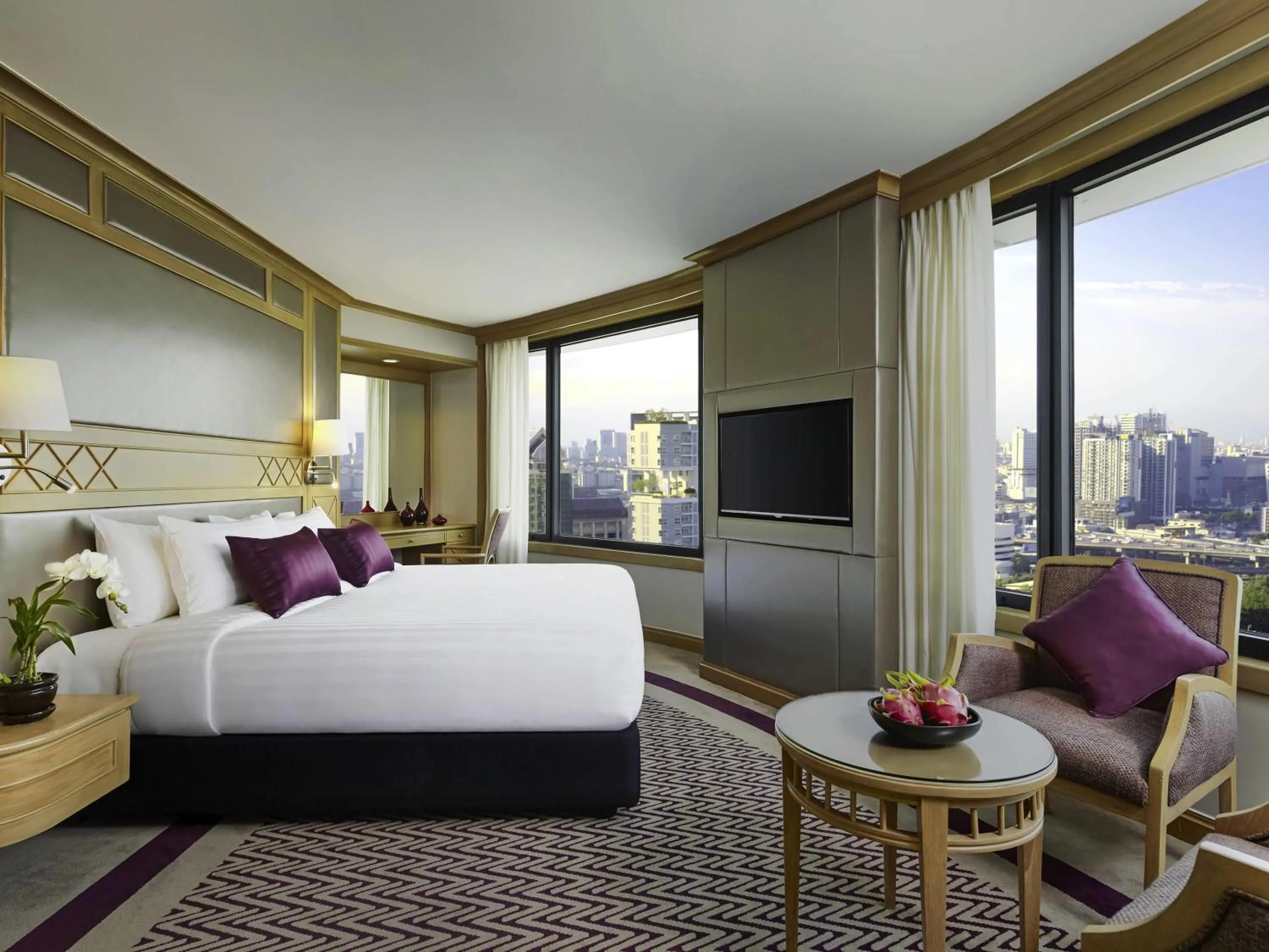 CORNER ROOM King Bed - 20% off on Food and Beverages in Grand Mercure Bangkok Atrium